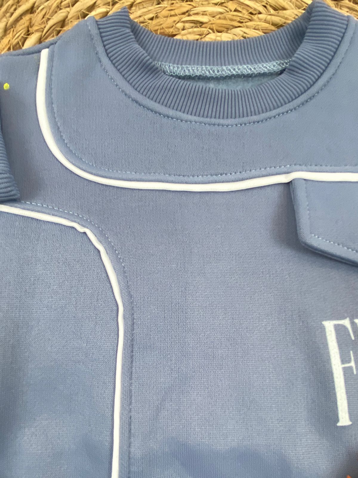 طقم اولادي شتوي خامه ميلتون مبطنه من الداخل مكون من قطعتين FLY HIGH  🤍🤍