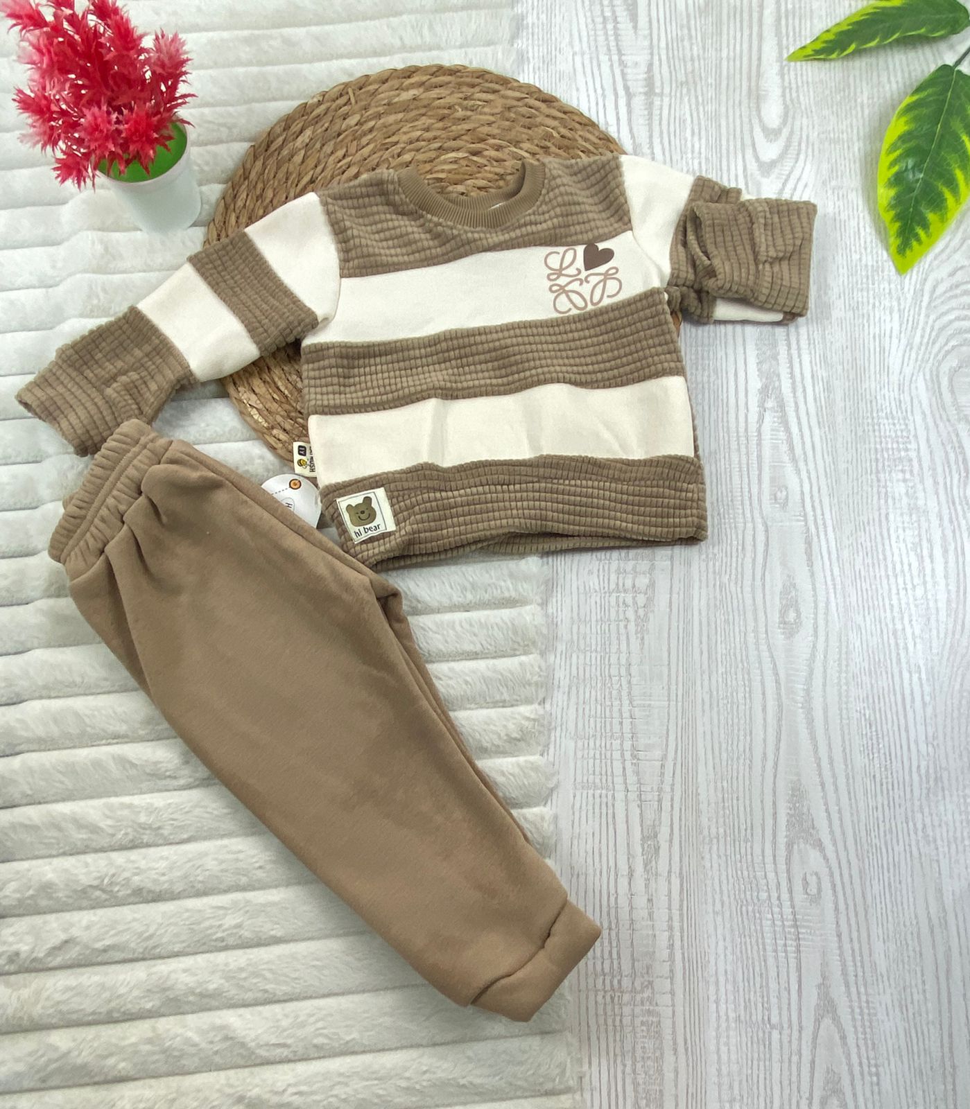 طقم بناتي شتوي خامه ميلتون مبطنه من الداخل مكون من قطعتين رسمة قلب🤍🤍