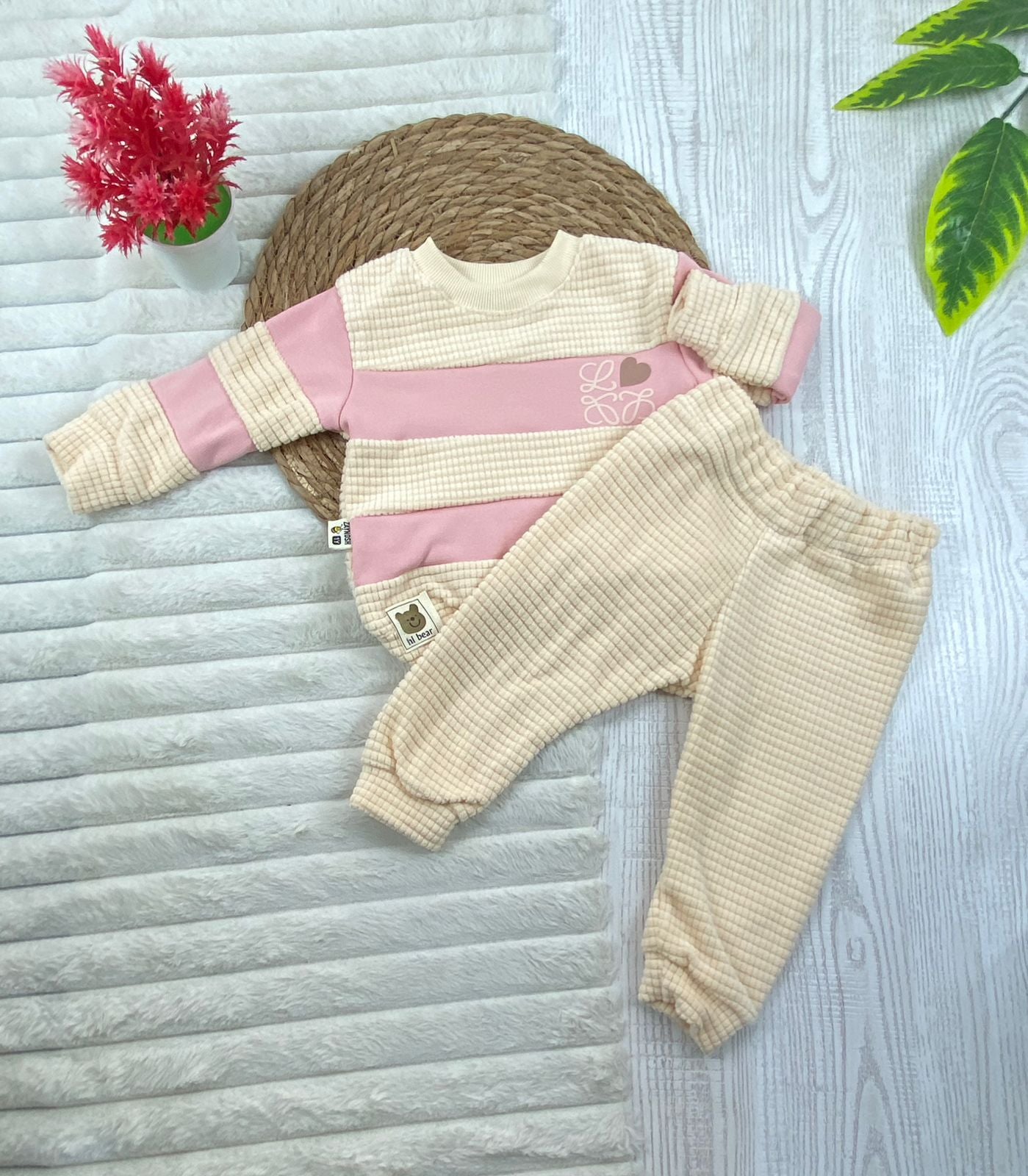 طقم بناتي شتوي خامه ميلتون مبطنه من الداخل مكون من قطعتين رسمة قلب🤍🤍