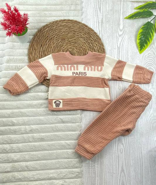 طقم بناتي شتوي خامه ميلتون مبطنه من الداخل مكون من قطعتين mini paris  🤍🤍