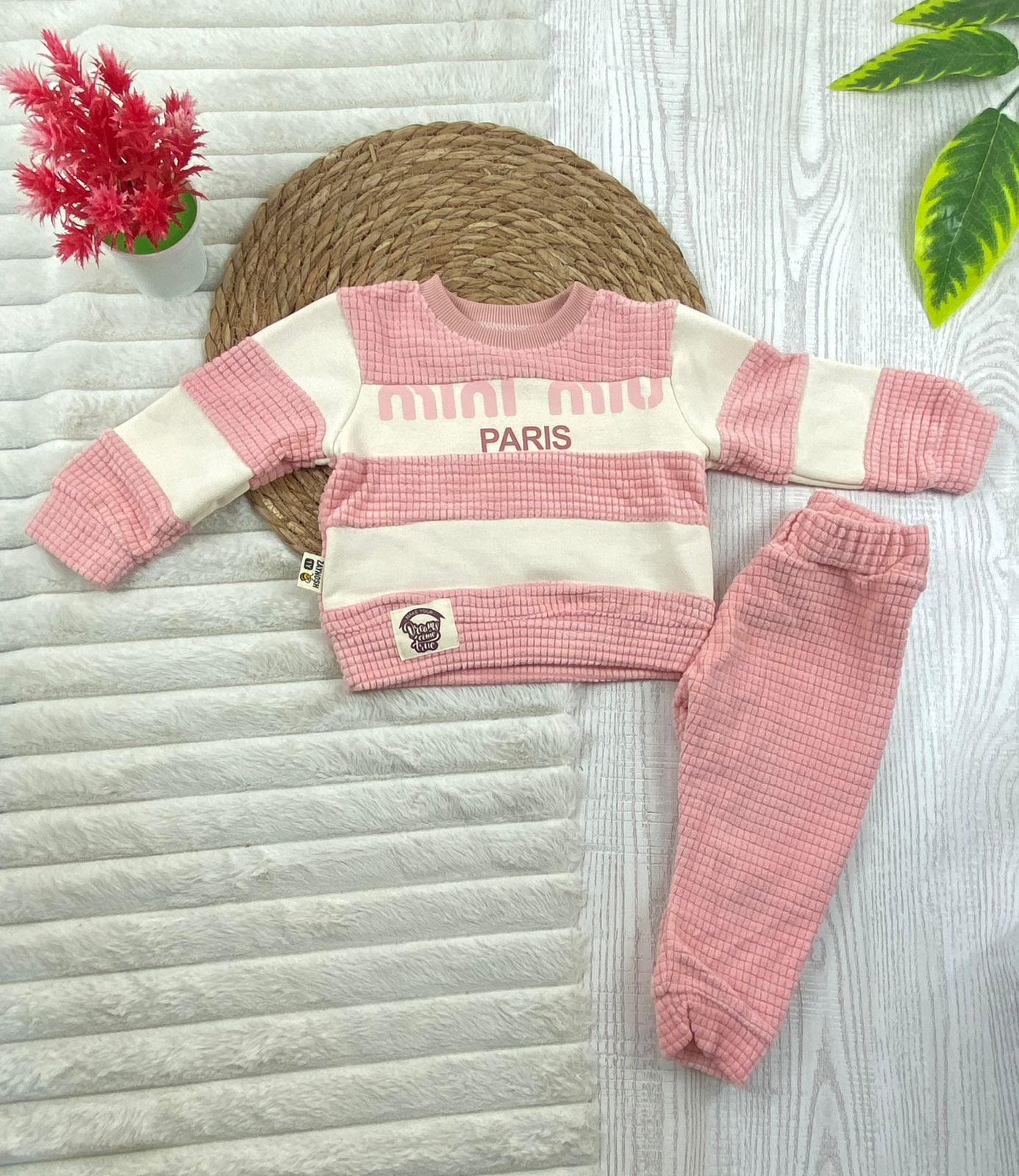 طقم بناتي شتوي خامه ميلتون مبطنه من الداخل مكون من قطعتين mini paris  🤍🤍