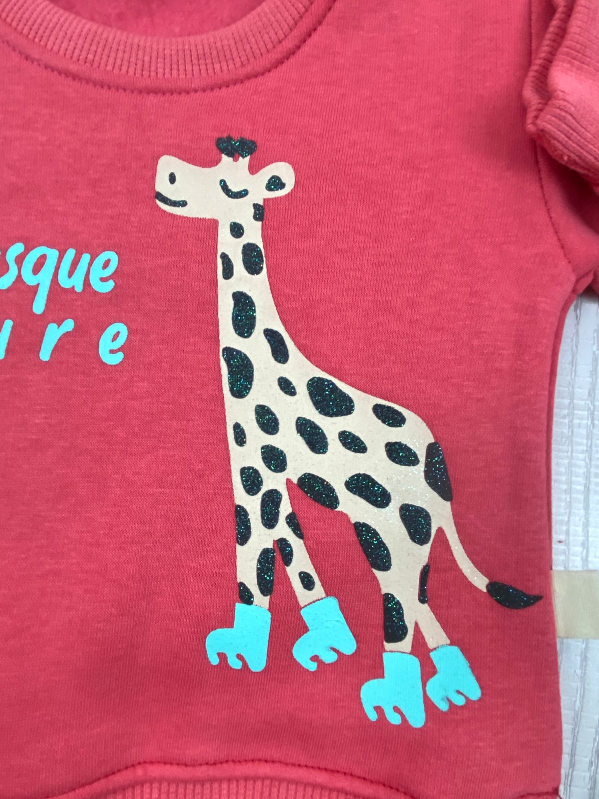 طقم  اولادي وبناتي شتوي خامه ميلتون مكون من قطعتين مبطن من الداخل رسمة زرافه❤️🤍