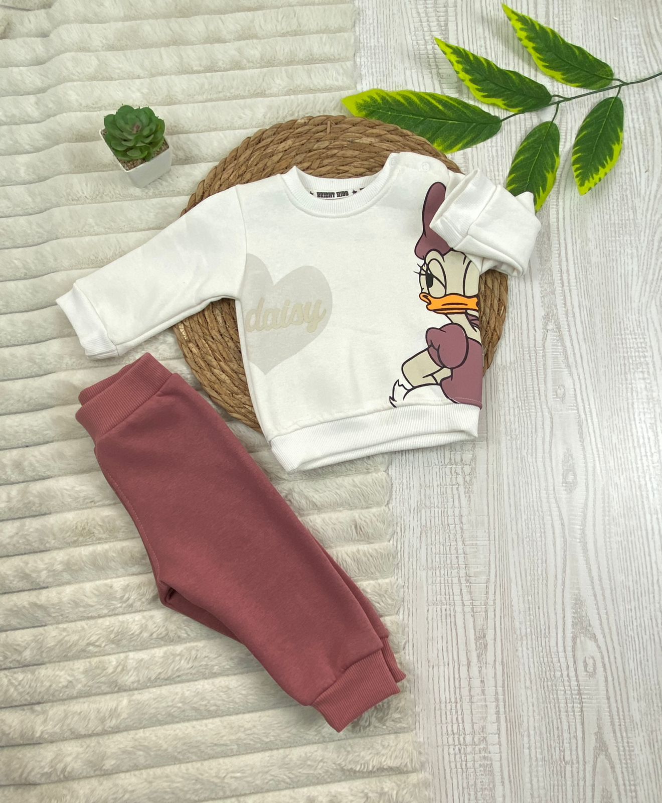 طقم اولادي وبناتي شتوي خامه ميلتون مكون من قطعتين مبطن من الداخل رسمة بطوط❤️🤍