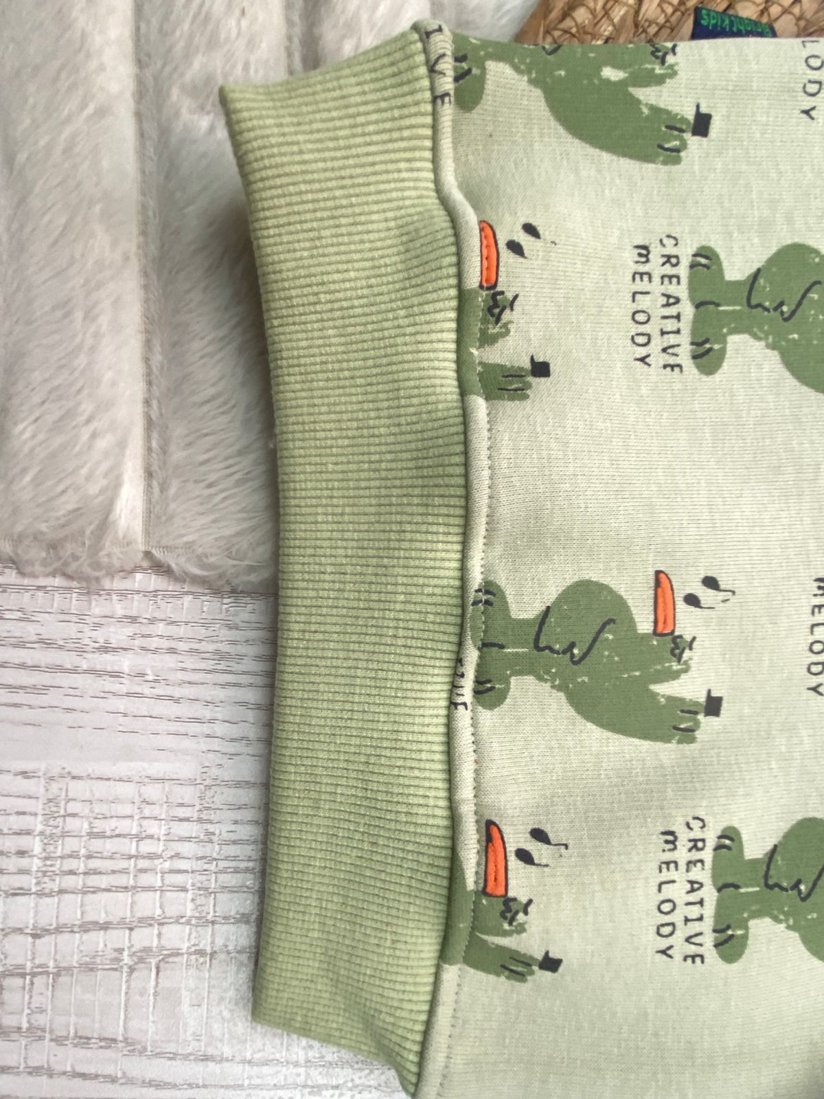 طقم اولادي وبناتي شتوي خامه ميلتون مكون من قطعتين مبطن من الداخل creative melody❤️🤍