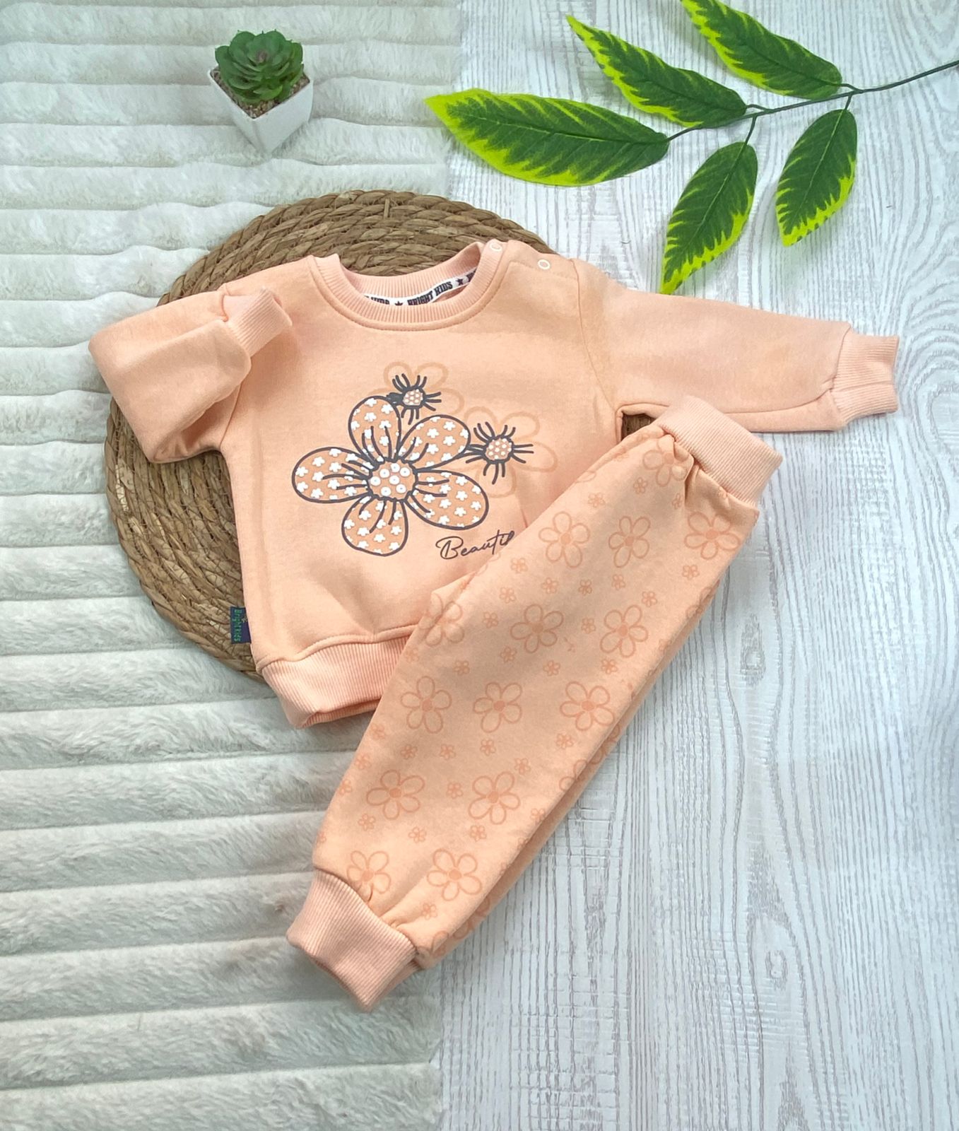 طقم بناتي شتوي خامه ميلتون مكون من قطعتين مبطن من الداخل رسمة فراشه❤️🤍