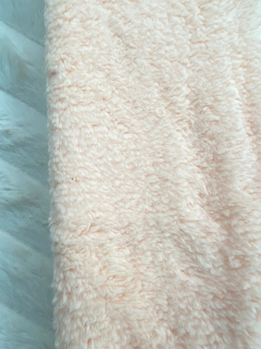 بيجامه فرو بناتي خامه روعه مبطن من الداخل رسمة سحابه😍🤍