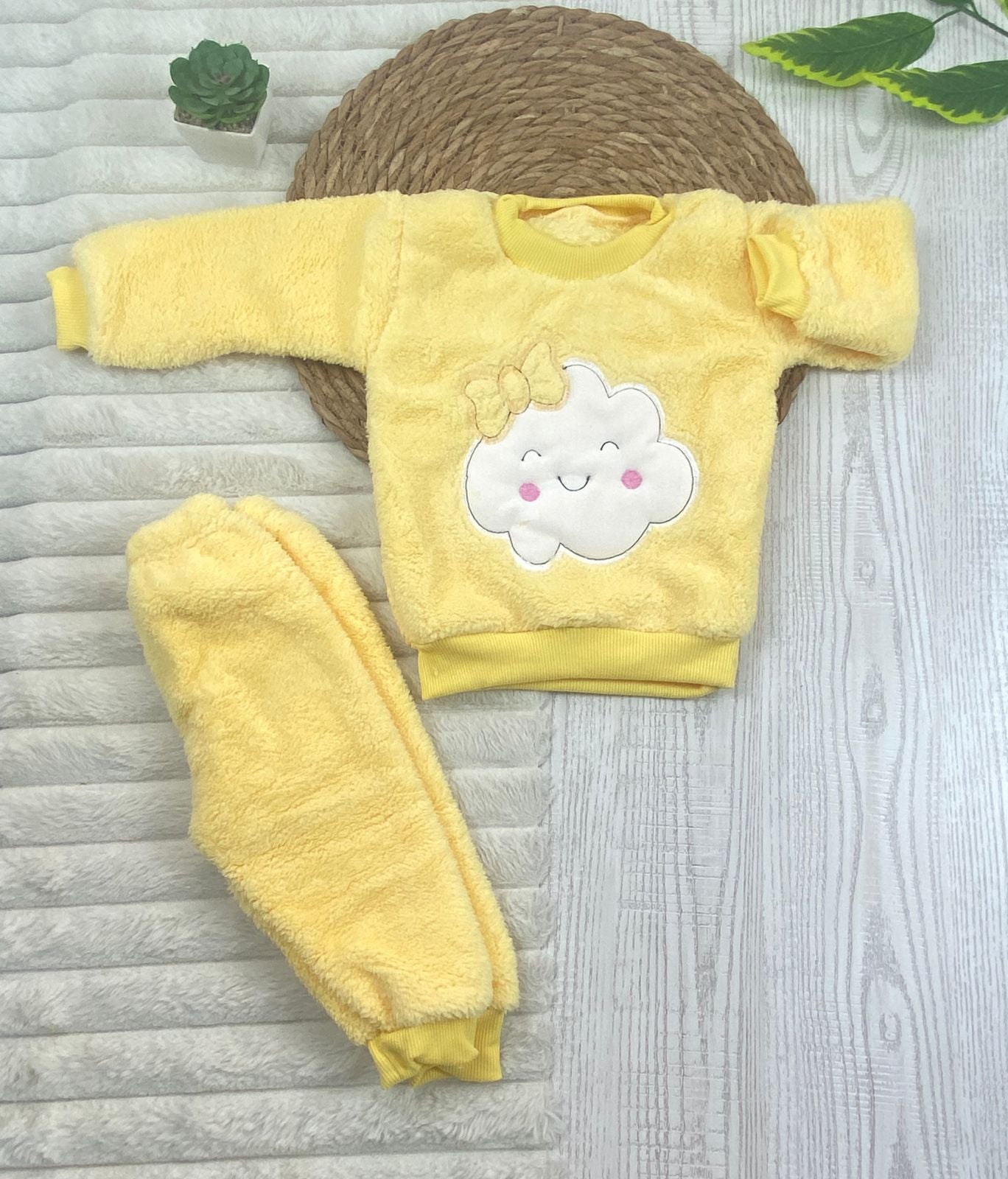 بيجامه فرو بناتي خامه روعه مبطن من الداخل رسمة سحابه😍🤍