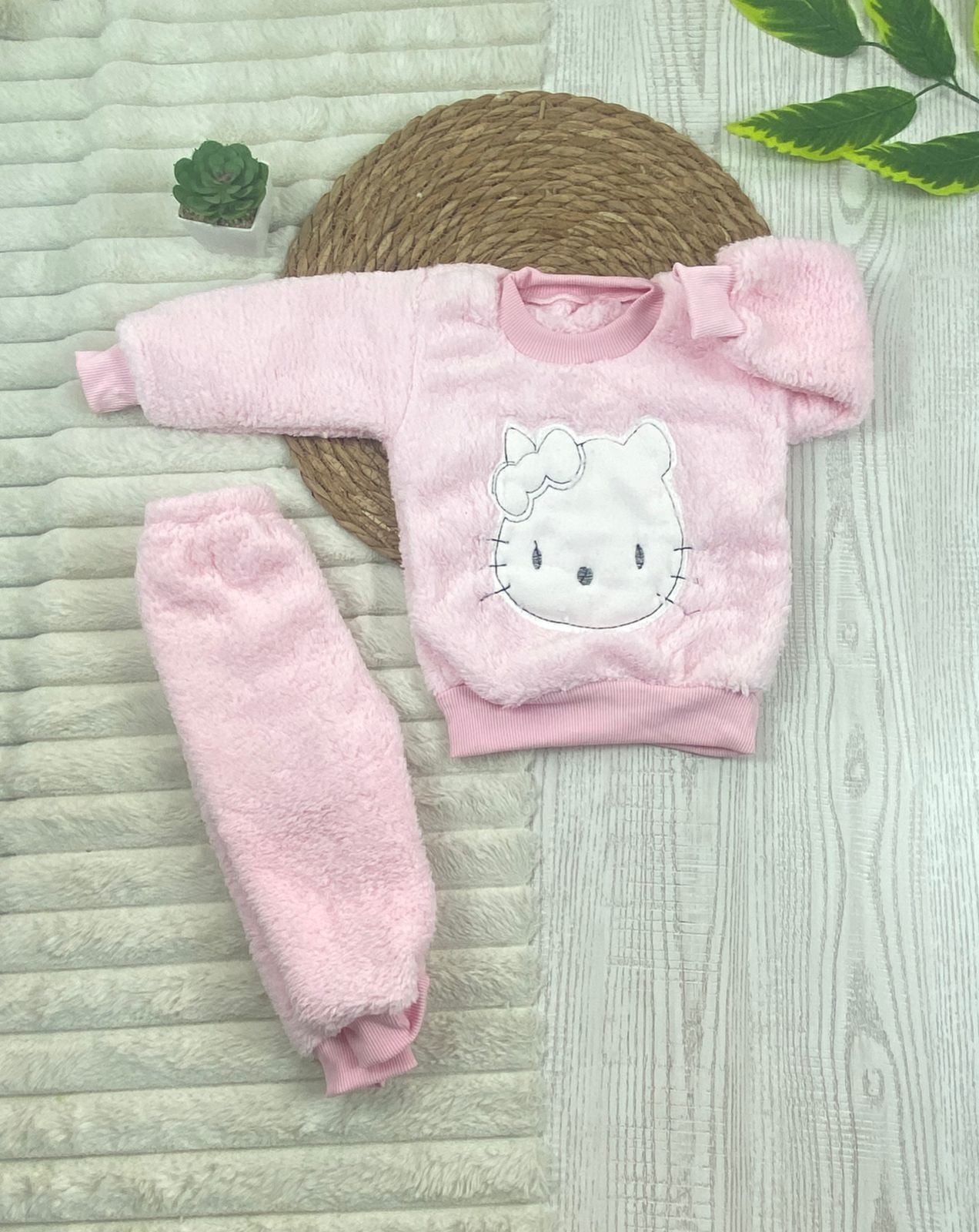 بيجامه فرو بناتي خامه روعه مبطن من الداخل رسمة قطه😍🤍