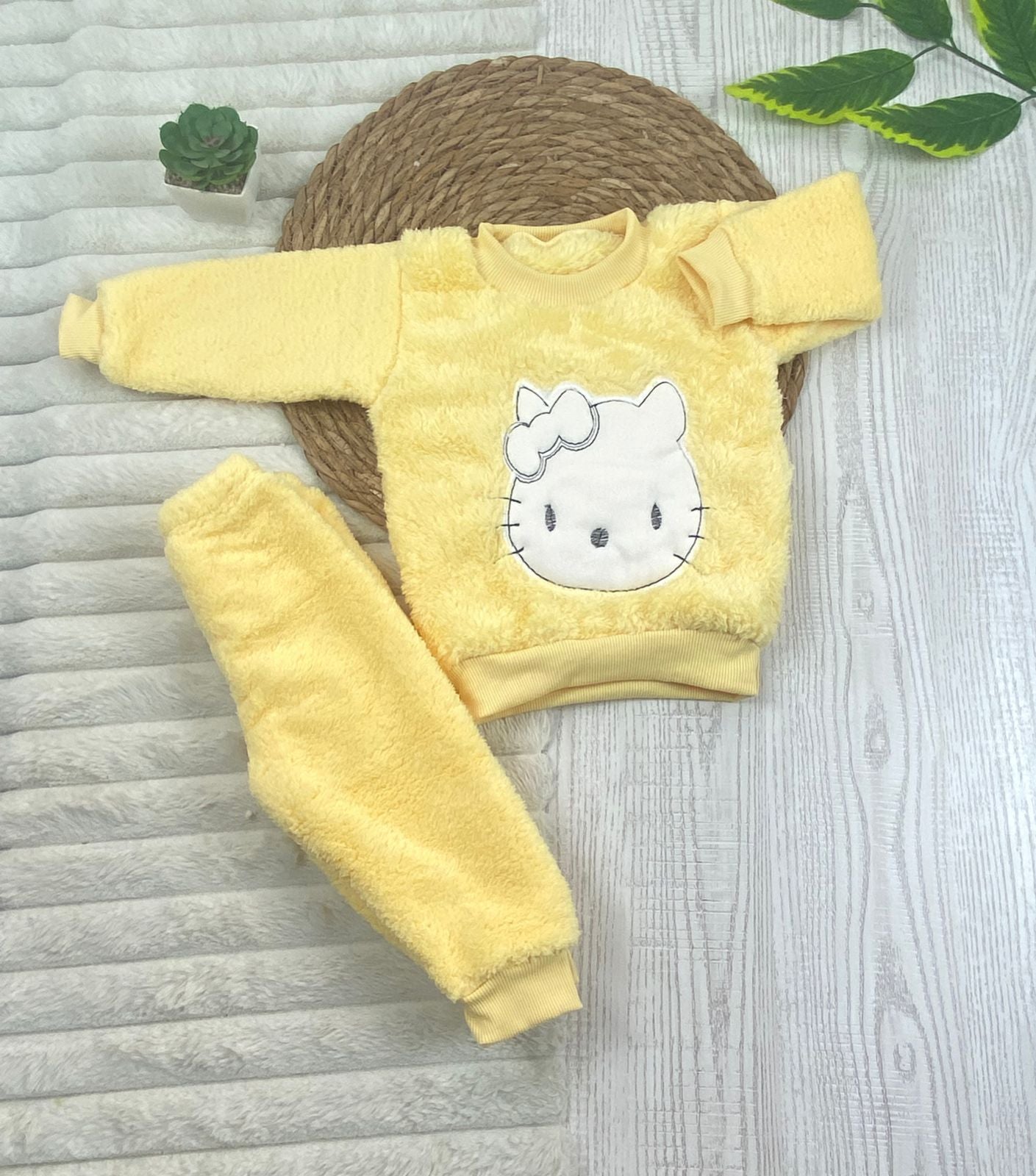 بيجامه فرو بناتي خامه روعه مبطن من الداخل رسمة قطه😍🤍