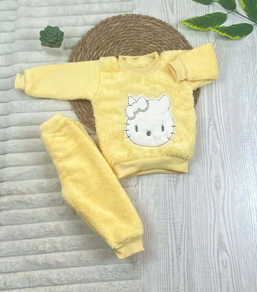بيجامه فرو بناتي خامه روعه مبطن من الداخل رسمة قطه😍🤍