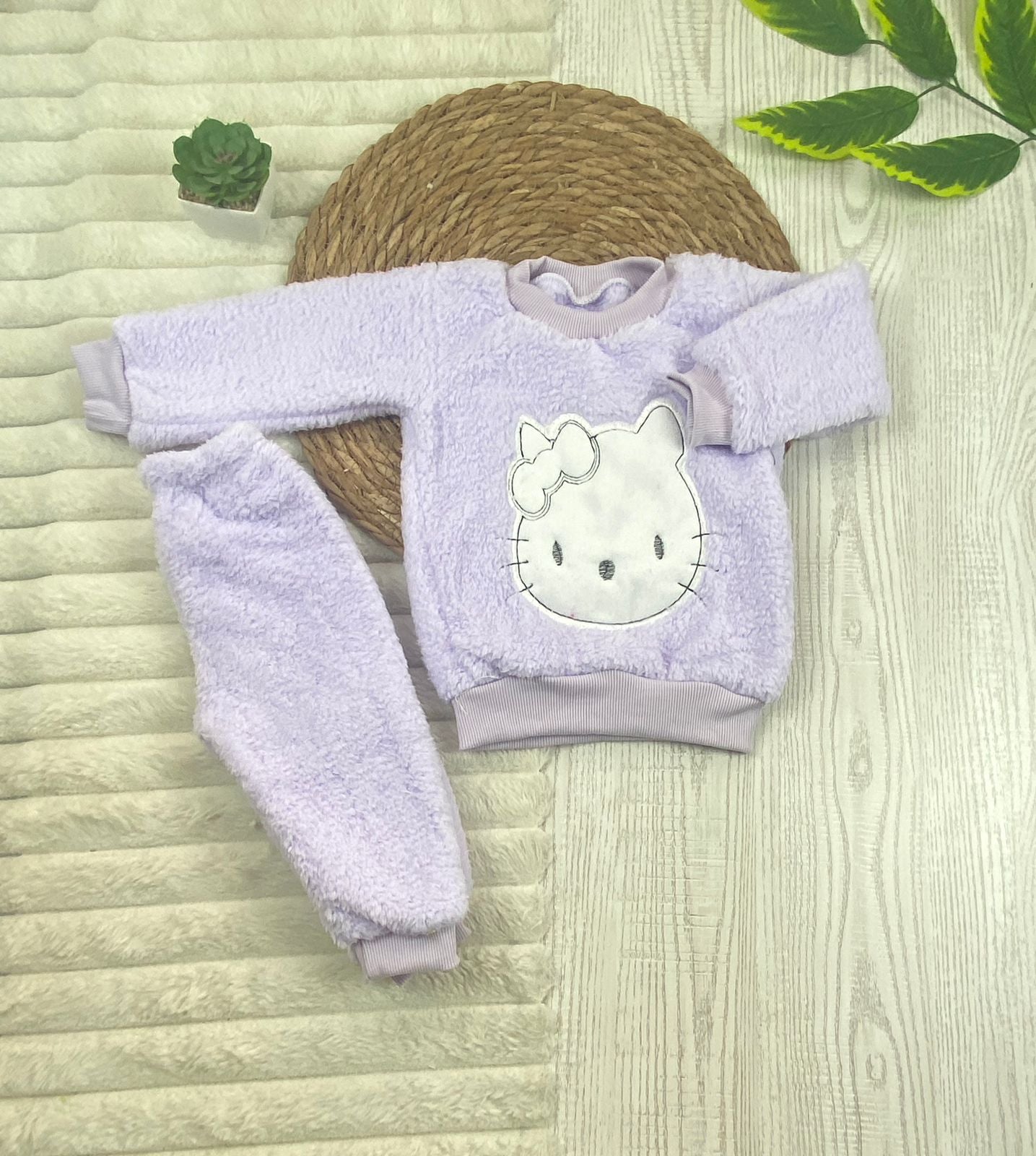 بيجامه فرو بناتي خامه روعه مبطن من الداخل رسمة قطه😍🤍