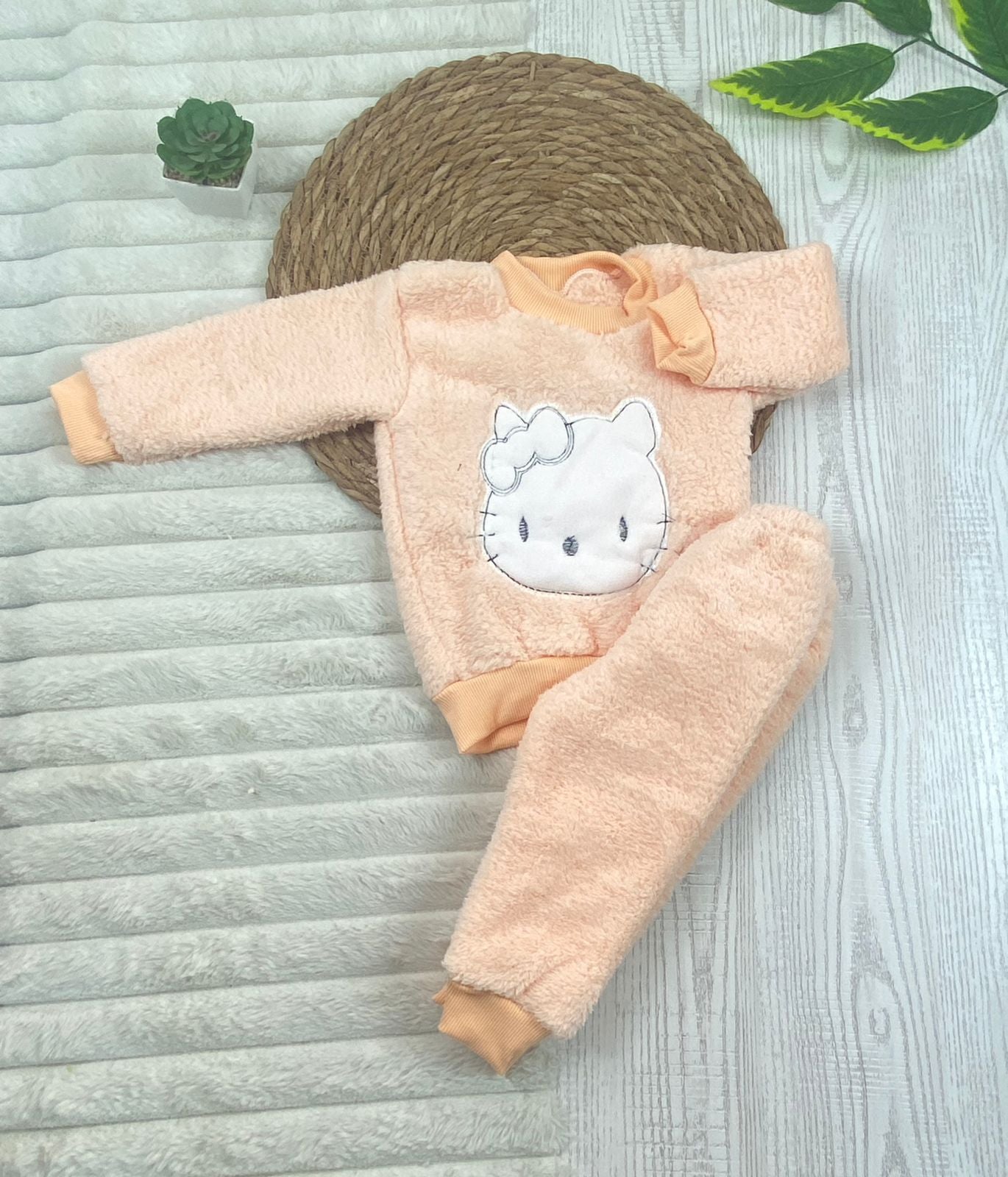 بيجامه فرو بناتي خامه روعه مبطن من الداخل رسمة قطه😍🤍