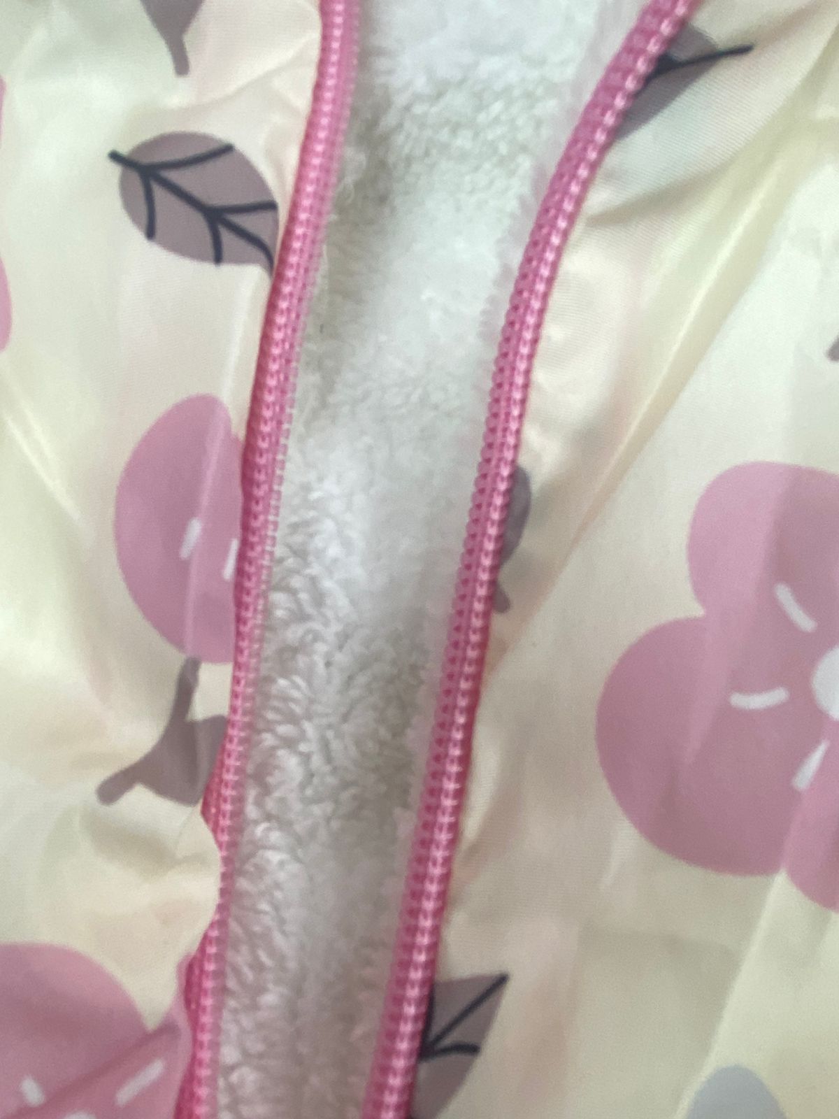 طقم خروجي بناتي مكون من 3 قطع بجاكيت وتربووف مبطن من الداخل رسمة ورد 💞❤️