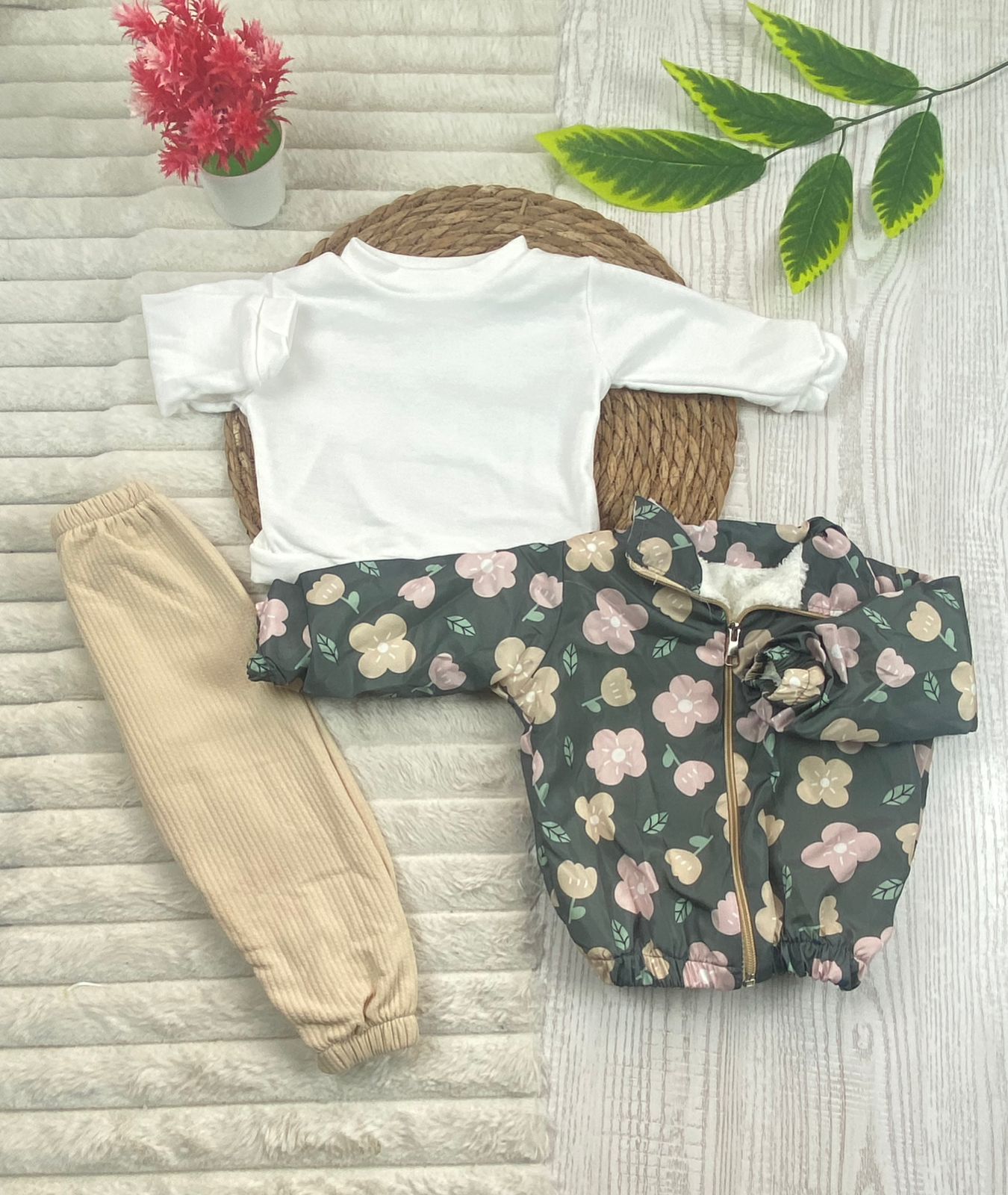 طقم خروجي بناتي مكون من 3 قطع بجاكيت وتربووف مبطن من الداخل رسمة ورد 💞❤️