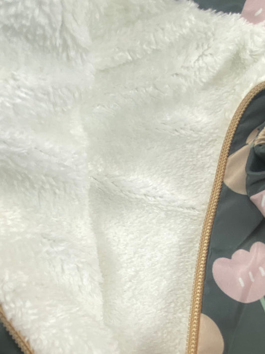 طقم خروجي بناتي مكون من 3 قطع بجاكيت وتربووف مبطن من الداخل رسمة ورد 💞❤️