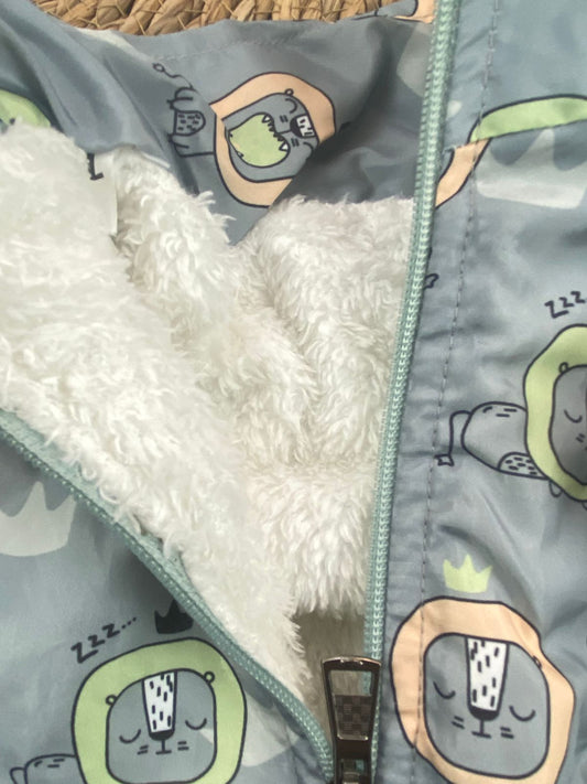 طقم خروجي اولادي وبناتي مكون من 3 قطع بجاكيت وتربووف مبطن من الداخل رسمة اسد 💞❤️