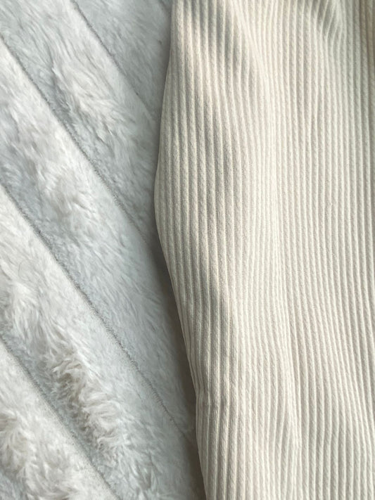 طقم خروجي اولادي وبناتي مكون من 3 قطع بجاكيت وتربووف مبطن من الداخل رسمة اسد 💞❤️