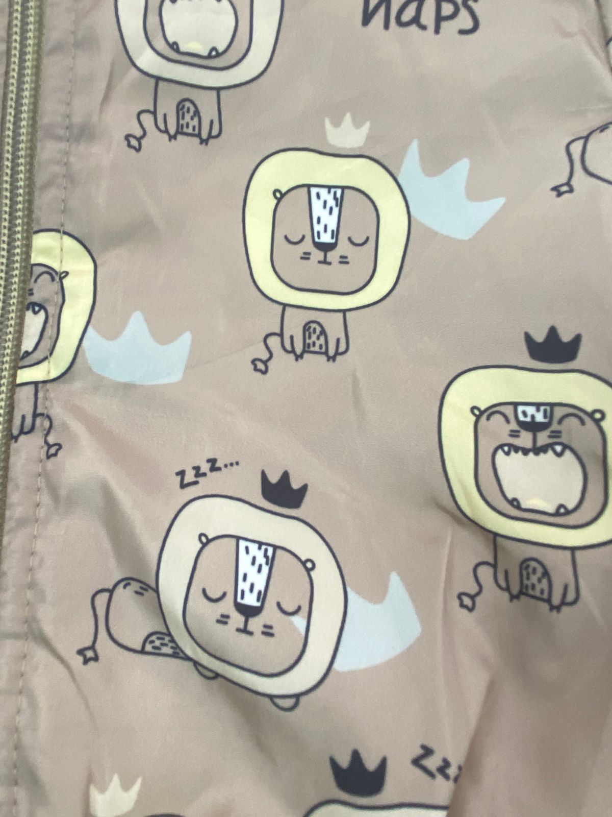 طقم خروجي اولادي وبناتي مكون من 3 قطع بجاكيت وتربووف مبطن من الداخل رسمة اسد 💞❤️