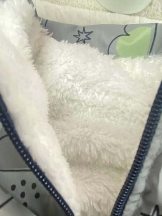 طقم خروجي اولادي وبناتي مكون من 3 قطع بجاكيت وتربووف مبطن من الداخل رسمة هلال 💞❤️