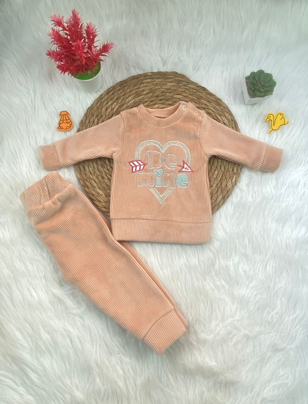 بيجامه قطيفه مسحب بناتي مكونه من قطعتين مبطن من الداخل be mine 🤍🩷