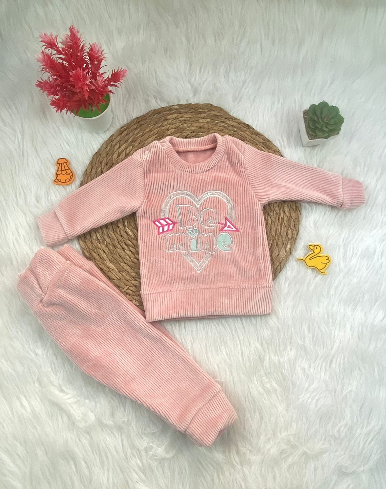 بيجامه قطيفه مسحب بناتي مكونه من قطعتين مبطن من الداخل be mine 🤍🩷