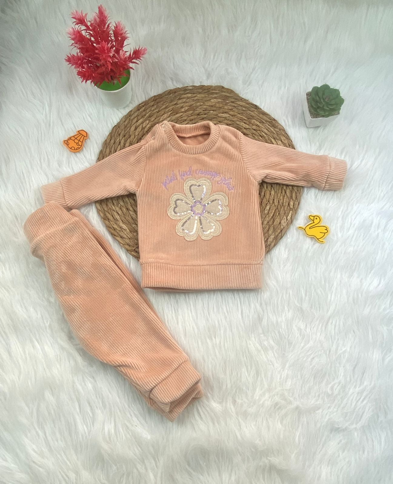 بيجامه قطيفه مسحب بناتي مكونه من قطعتين مبطن من الداخل رسمة ورده 🤍🩷