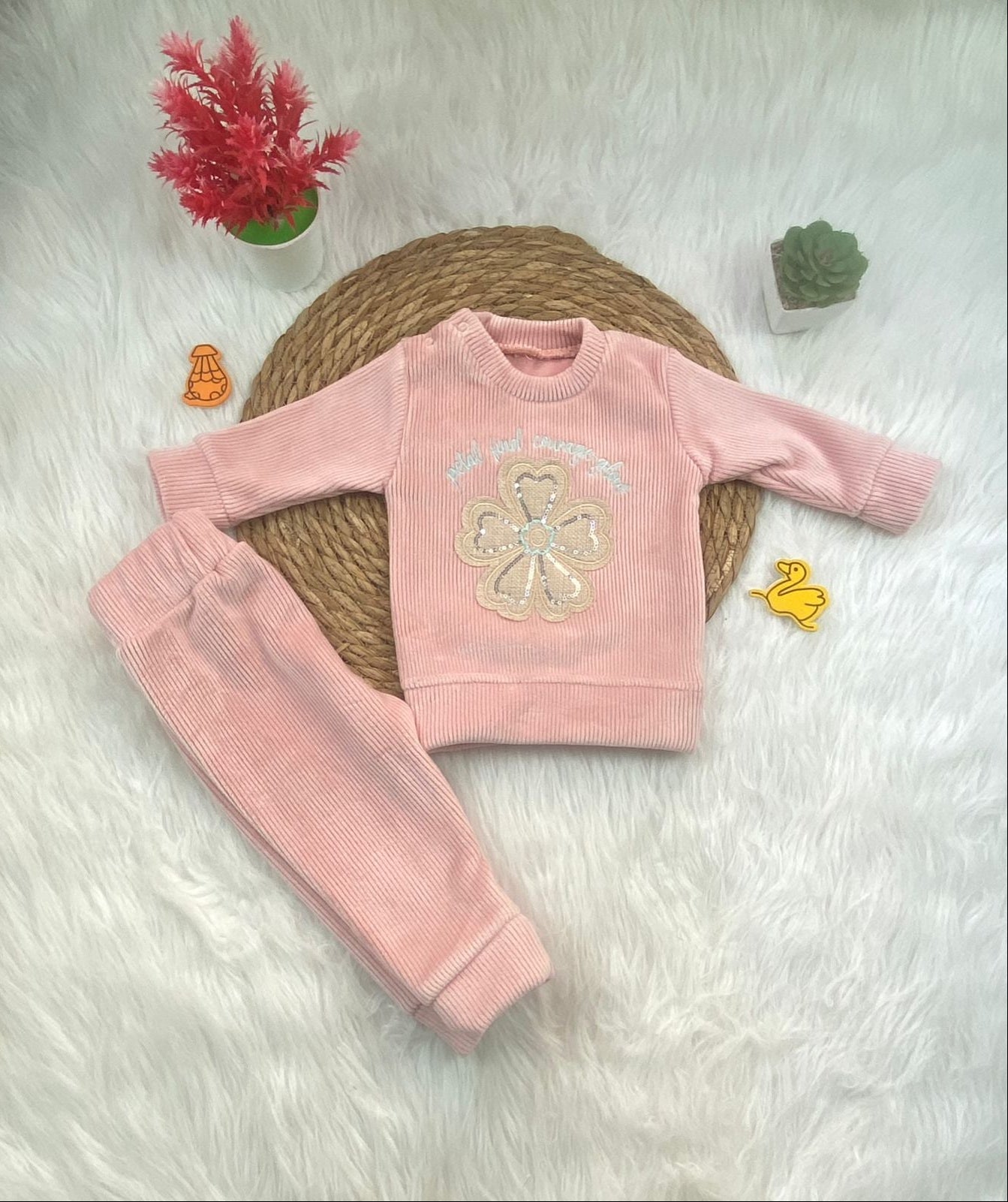 بيجامه قطيفه مسحب بناتي مكونه من قطعتين مبطن من الداخل رسمة ورده 🤍🩷