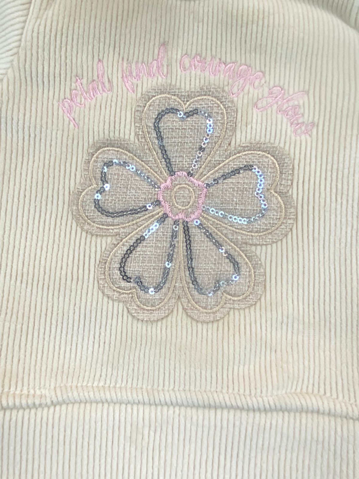 بيجامه قطيفه مسحب بناتي مكونه من قطعتين مبطن من الداخل رسمة ورده 🤍🩷