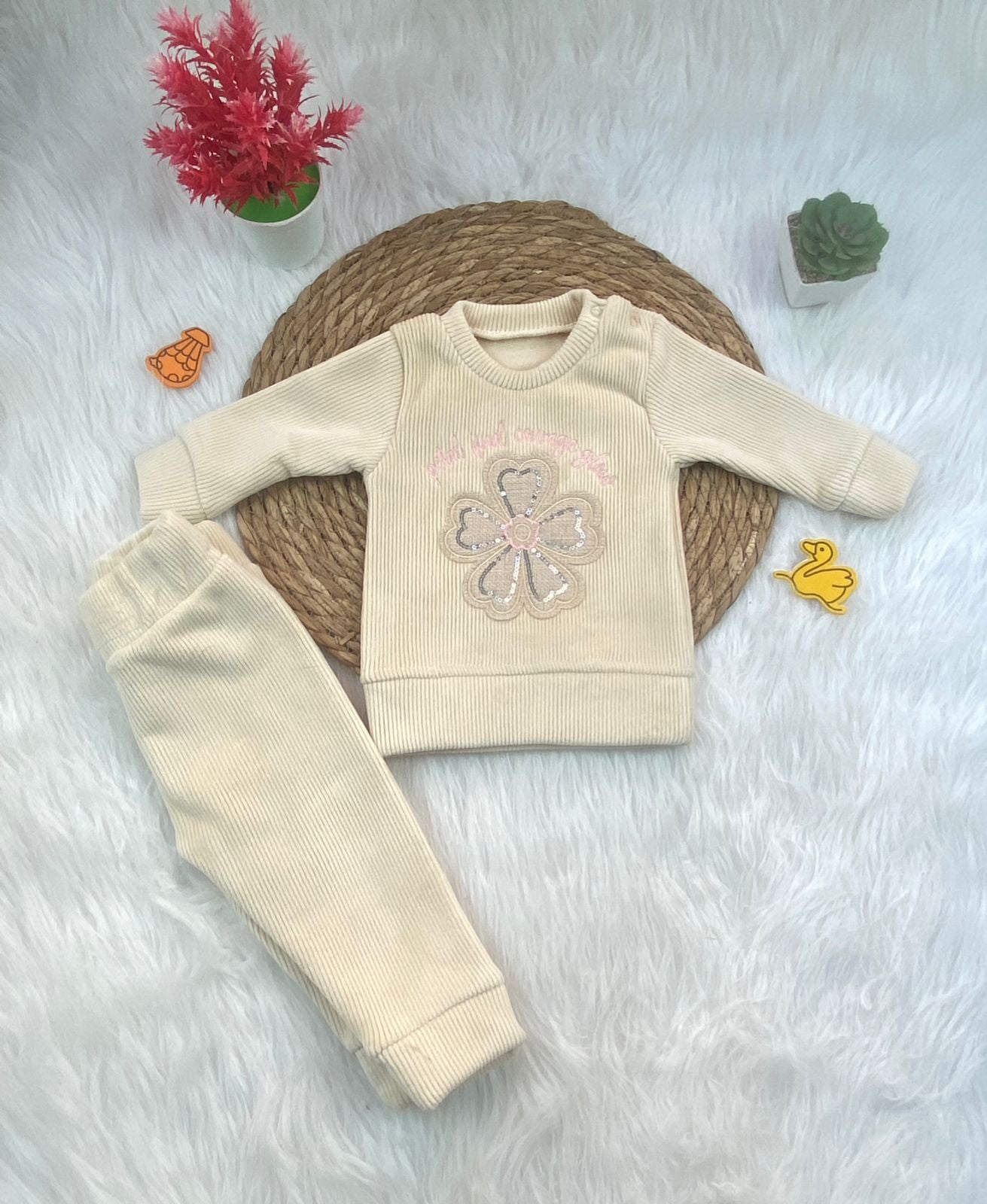 بيجامه قطيفه مسحب بناتي مكونه من قطعتين مبطن من الداخل رسمة ورده 🤍🩷