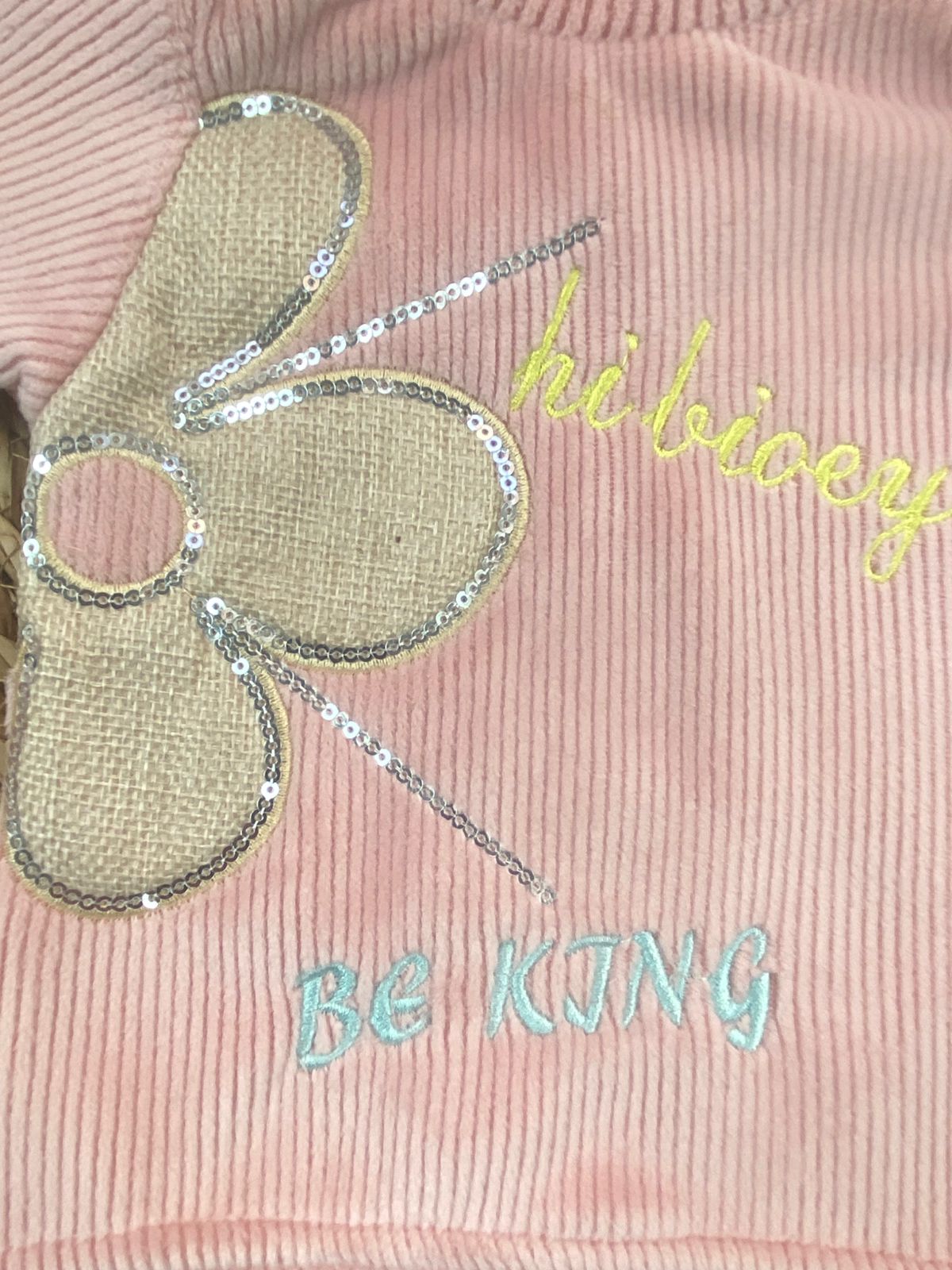 بيجامه قطيفه مسحب بناتي مكونه من قطعتين مبطن من الداخل رسمة وردة 😍😍