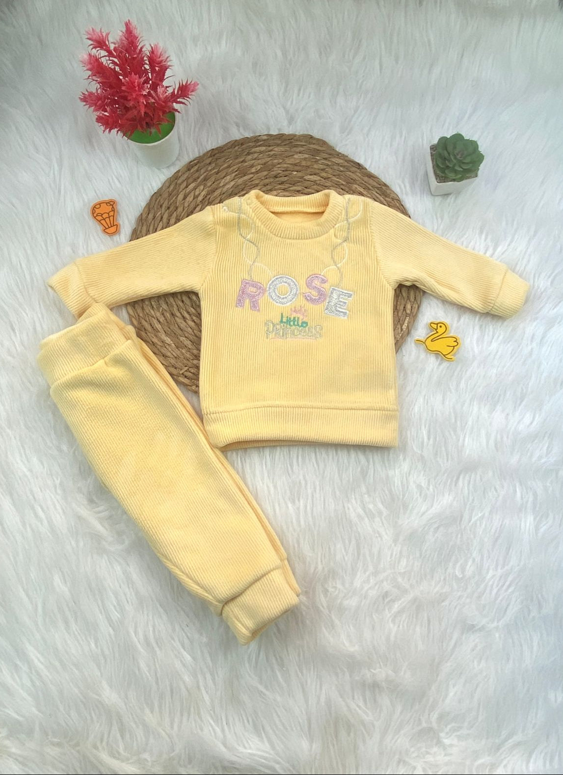 بيجامه قطيفه مسحب بناتي مكونه من قطعتين مبطن من الداخل rose🤍🩷