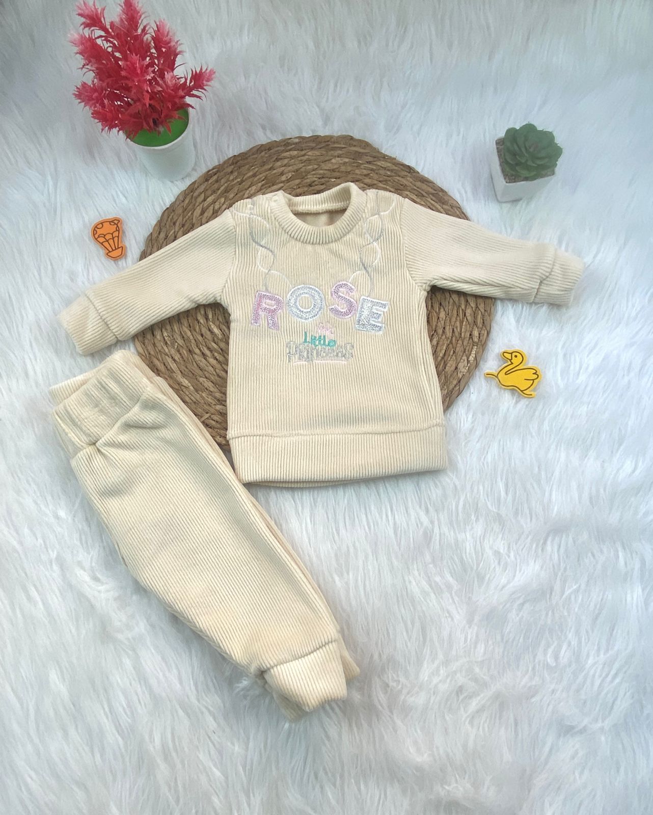 بيجامه قطيفه مسحب بناتي مكونه من قطعتين مبطن من الداخل rose🤍🩷