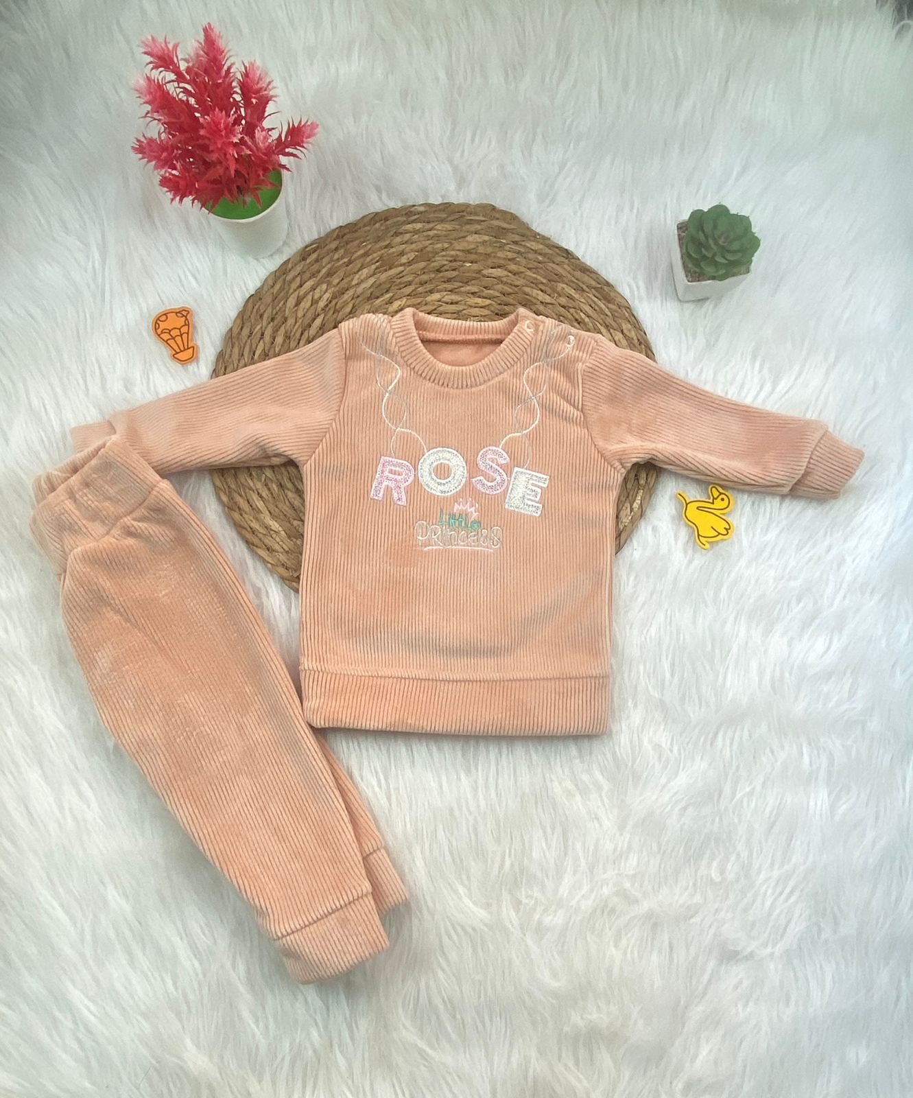 بيجامه قطيفه مسحب بناتي مكونه من قطعتين مبطن من الداخل  رسمة ورود🤍🩷