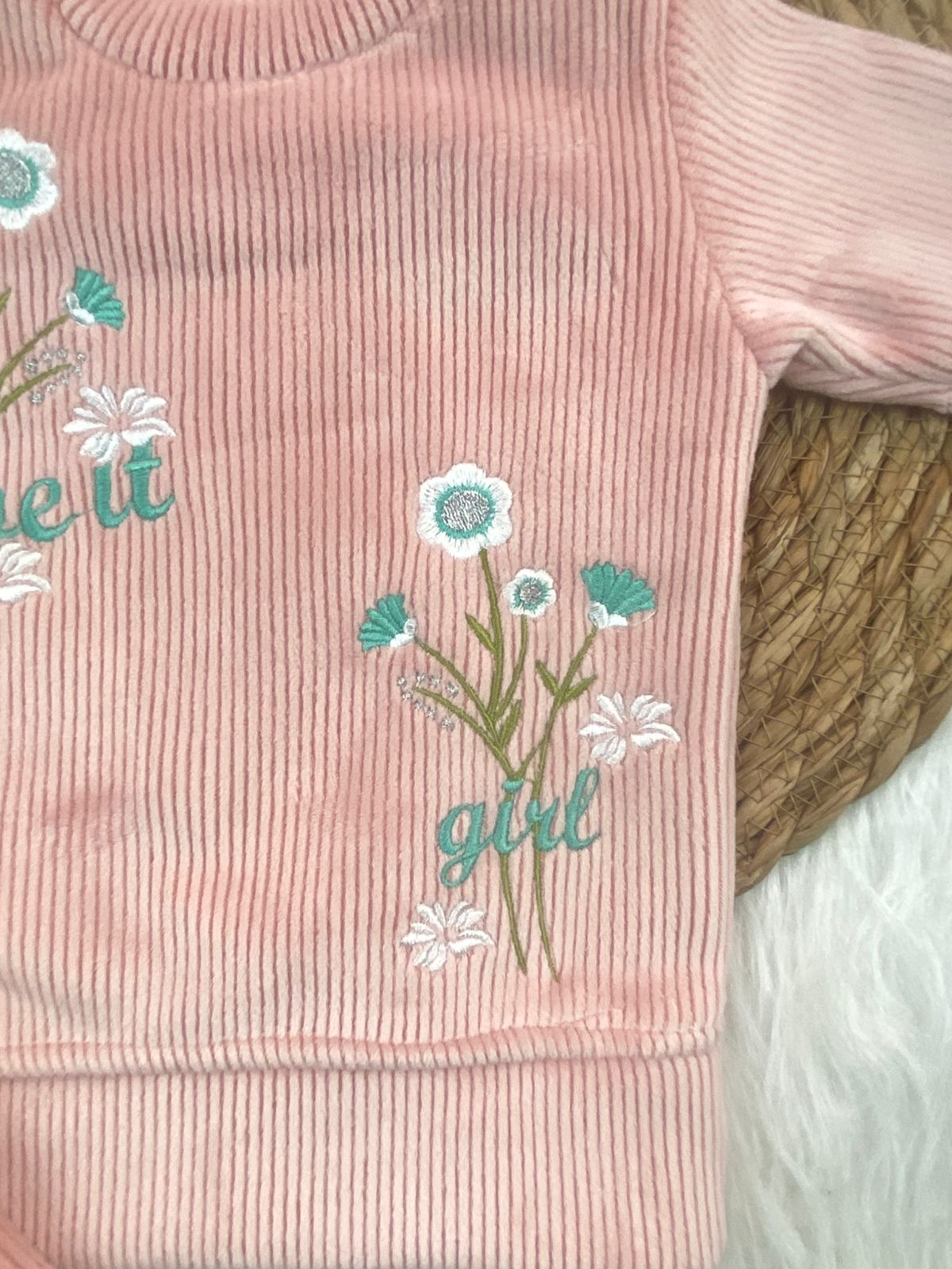 بيجامه قطيفه مسحب بناتي مكونه من قطعتين مبطن من الداخل  رسمة ورود🤍🩷