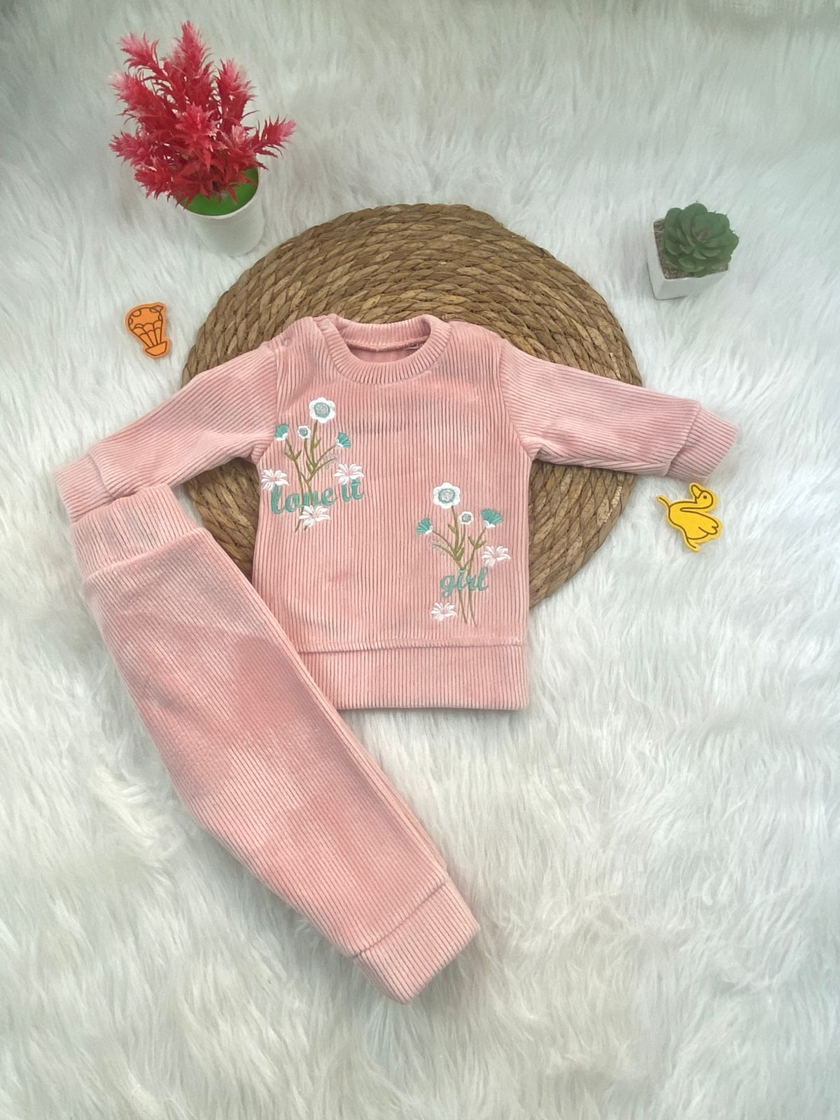 بيجامه قطيفه مسحب بناتي مكونه من قطعتين مبطن من الداخل  رسمة ورود🤍🩷