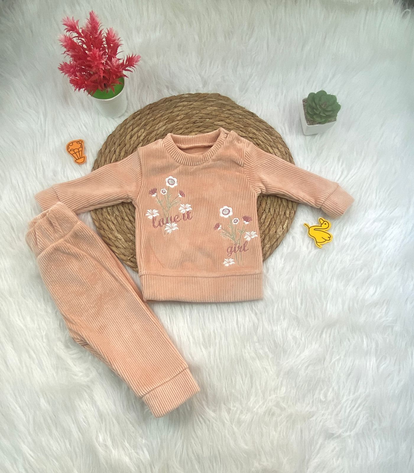 بيجامه قطيفه مسحب بناتي مكونه من قطعتين مبطن من الداخل  رسمة ورود🤍🩷