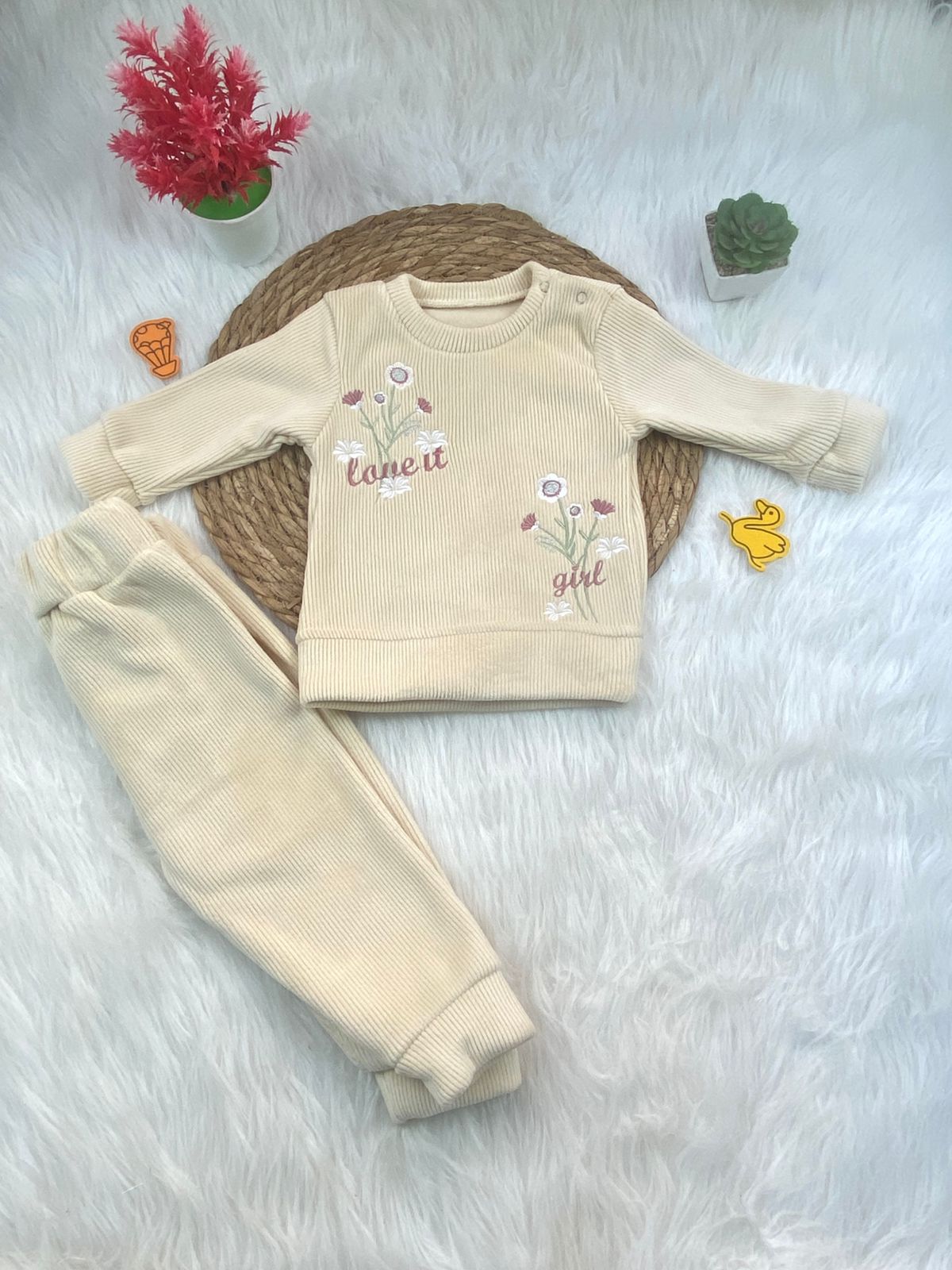 بيجامه قطيفه مسحب بناتي مكونه من قطعتين مبطن من الداخل  رسمة ورود🤍🩷