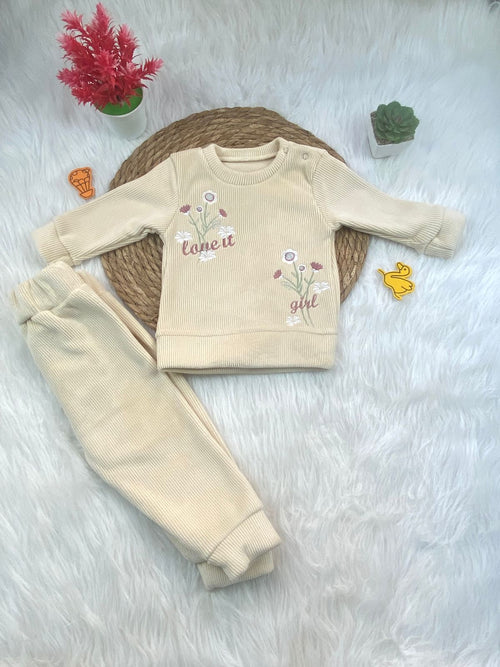 بيجامه قطيفه مسحب بناتي مكونه من قطعتين مبطن من الداخل  رسمة ورود🤍🩷