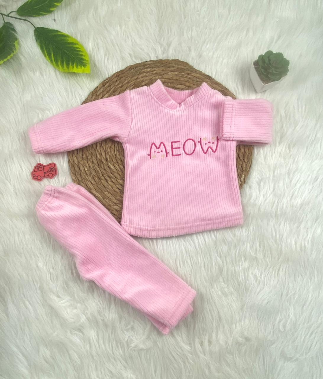 بيجامه قطيفه مسحب بناتي مكونه من قطعتين مبطن من الداخل  meow 🤍🩷