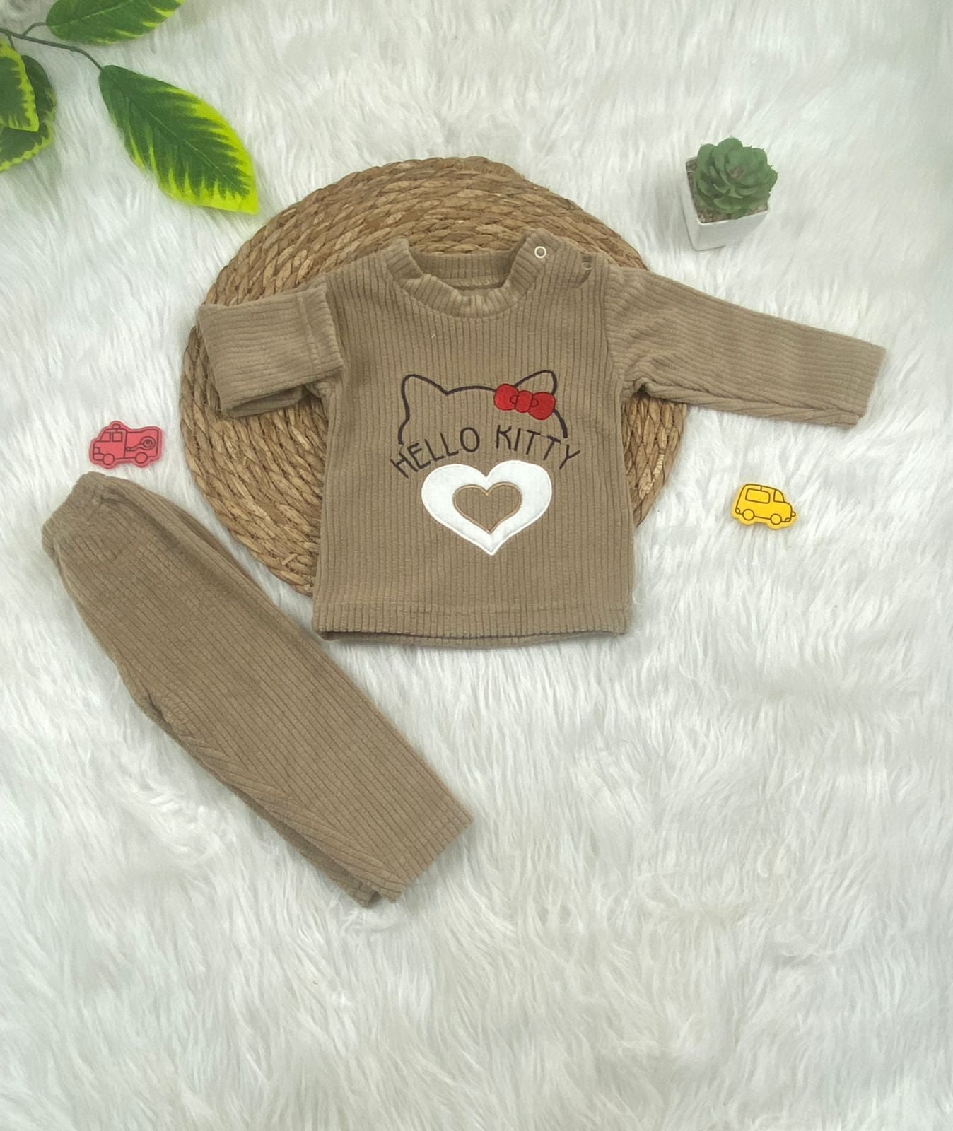 بيجامه قطيفه مسحب بناتي مكونه من قطعتين مبطن من الداخل  hello kitty 🤍🩷