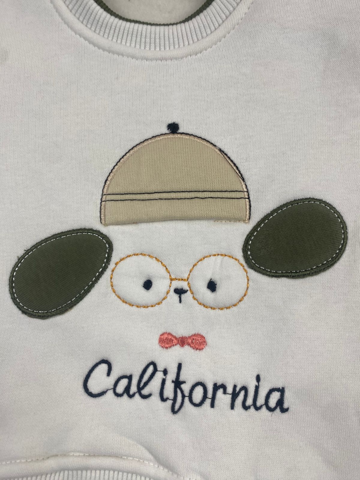 طقم شتوي ميلتون اولادي وبناتي مكون من قطعتين رسمة دب بفيونكه وكاب 🩷🤍