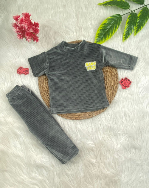 بيجامه قطيفه مسحب اولادي وبناتي مكونه من قطعتين مبطن من الداخل🤍🩷