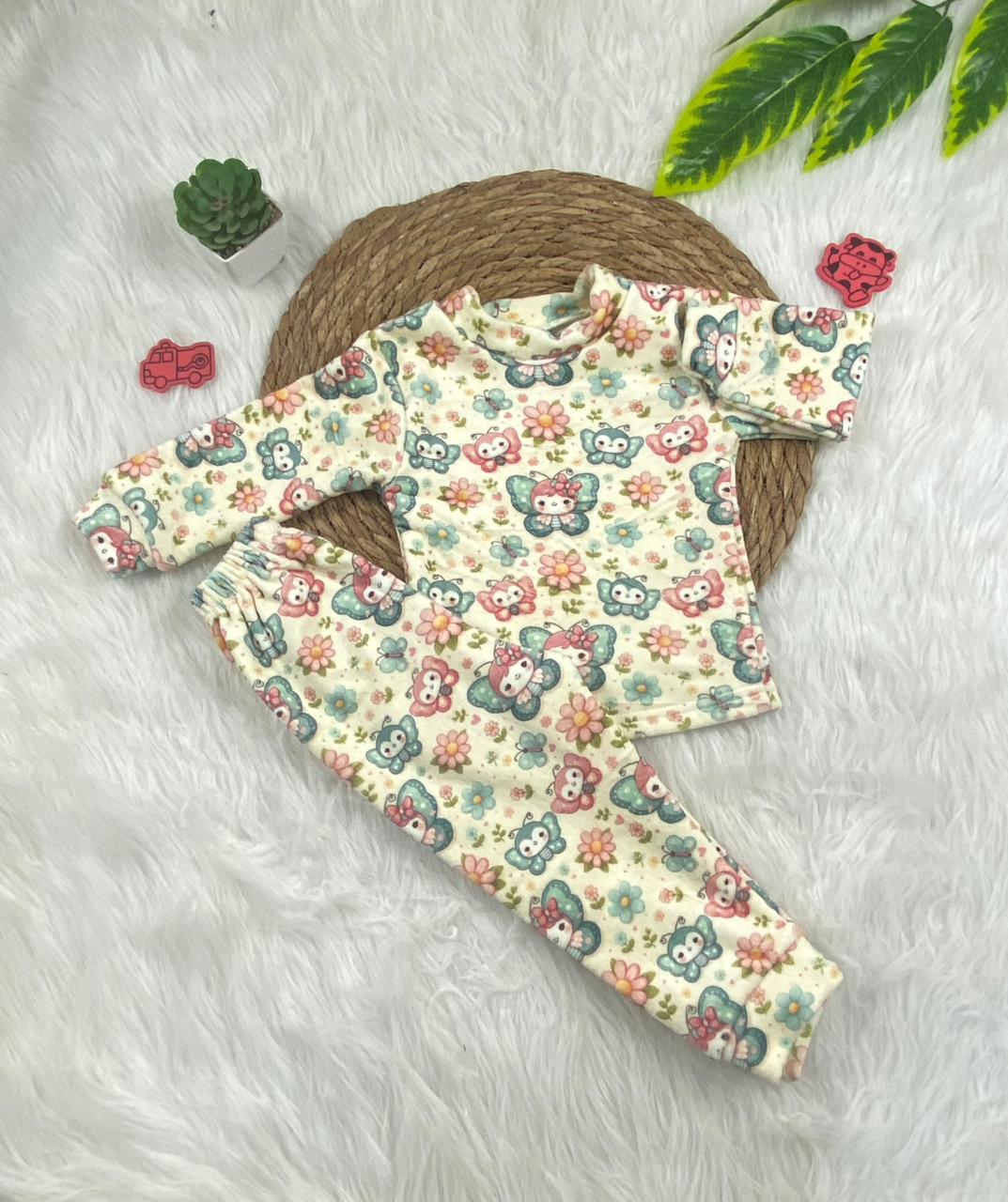 طقم تدفئه اولادي وبناتي خامه قطيفه ناعمه 🤍🤍