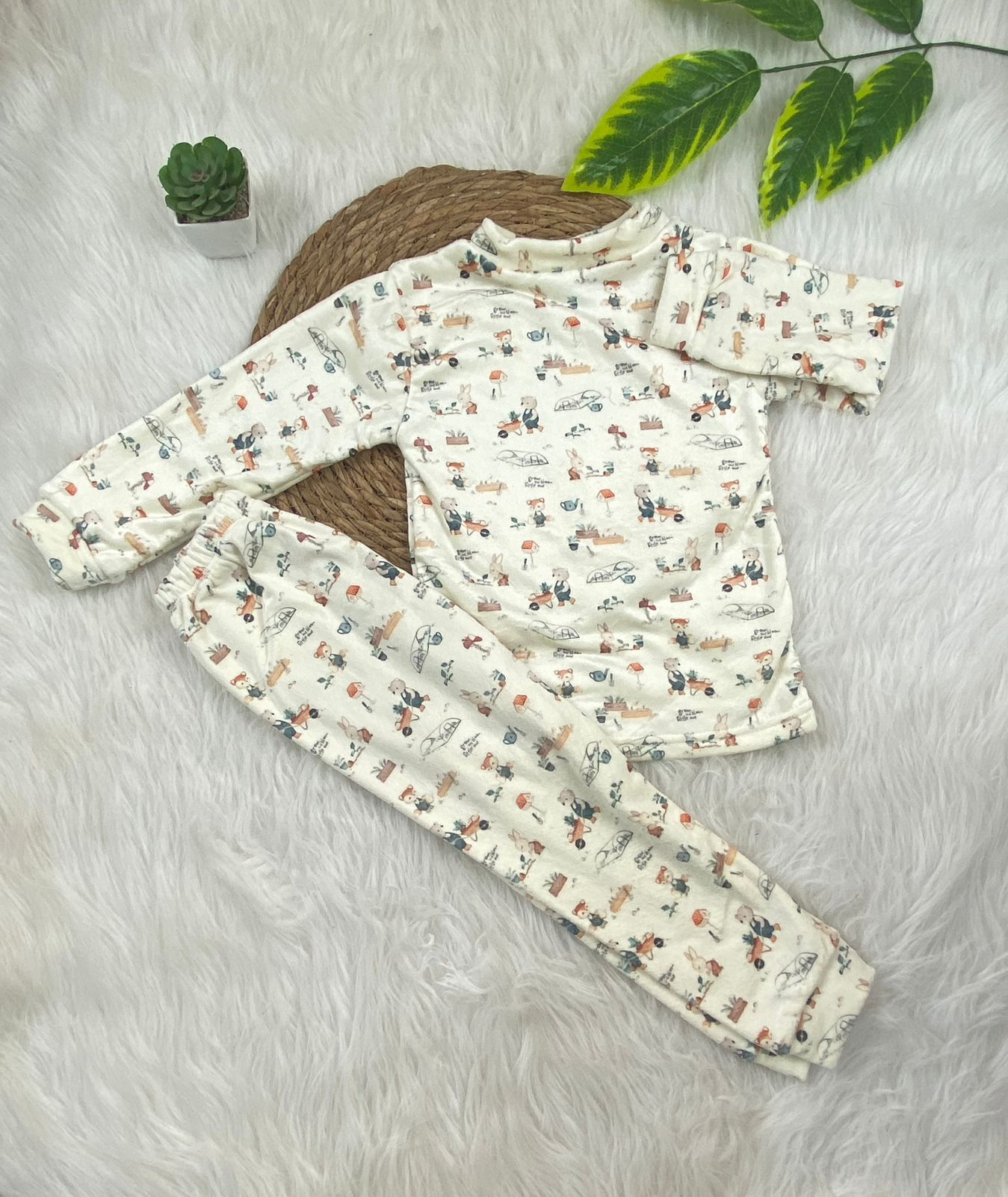 طقم تدفئه اولادي وبناتي خامه قطيفه ناعمه 🤍🤍