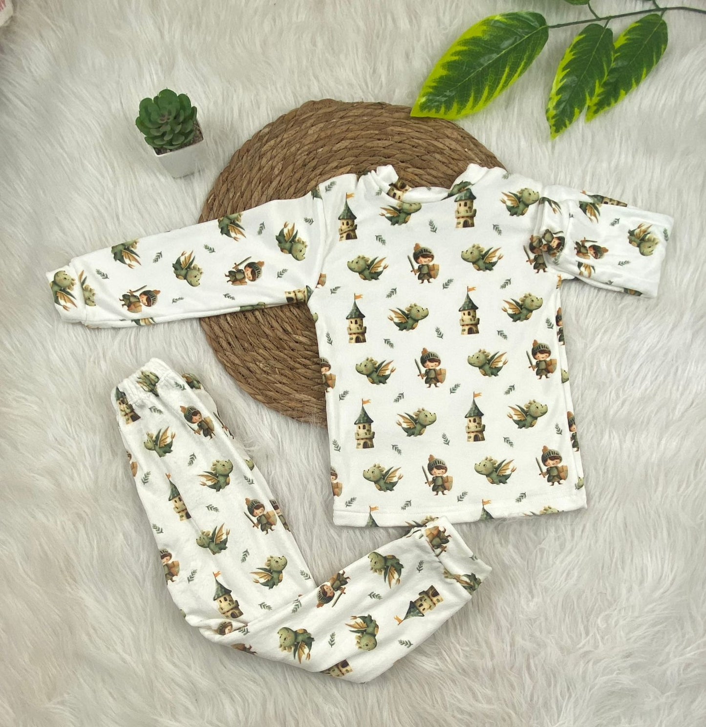 طقم تدفئه بناتي واولادي خامه قطيفه ناعمه مبطن من الداخل  😍💞😍