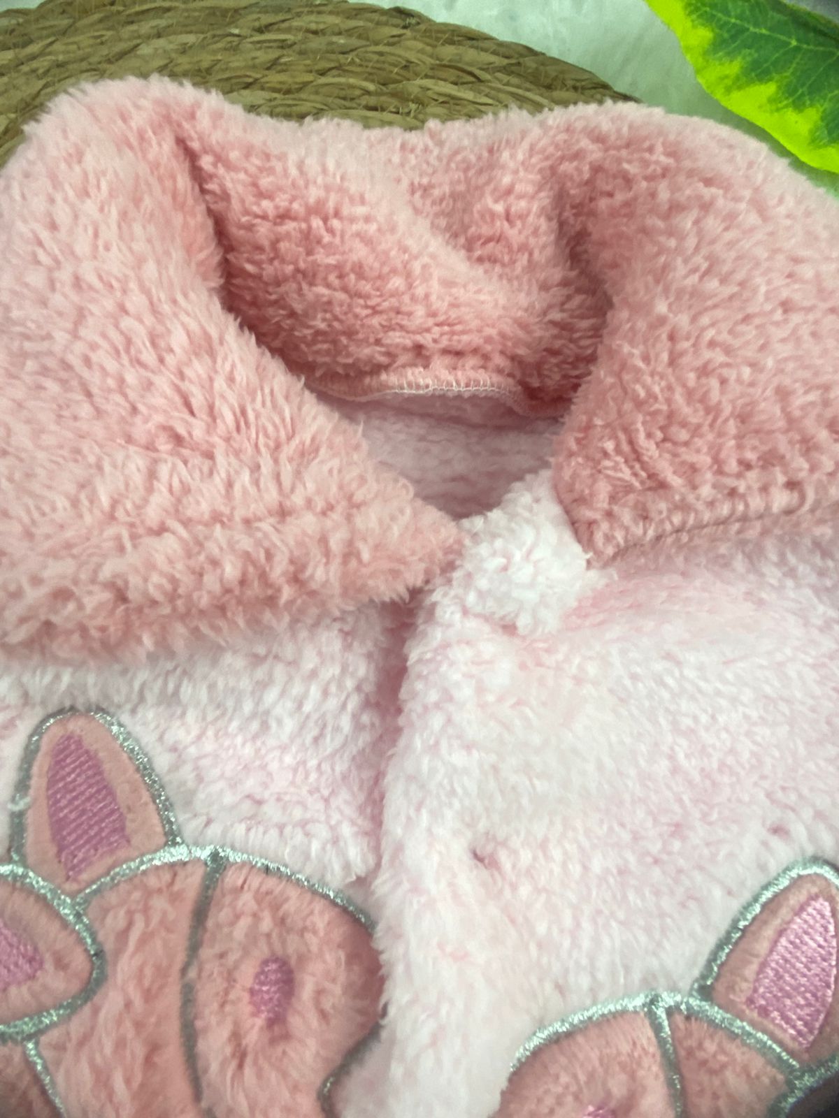 بيجامه فرو اولادي وبناتي مبطنه من الداخل خامه مريحه رسمة ارنبين 😍😍