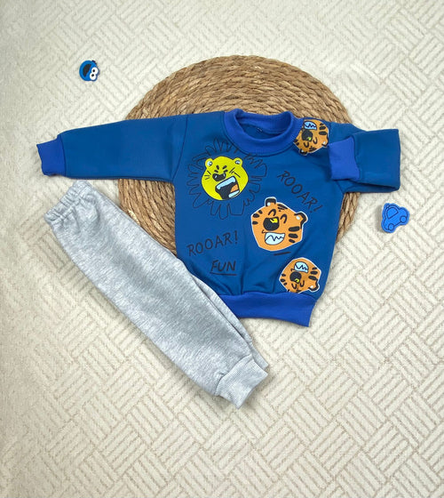 طقم اولادي  شتوي خامه ميلتون مكون من قطعتين مبطن من الداخل رسمة نمر❤️🤍