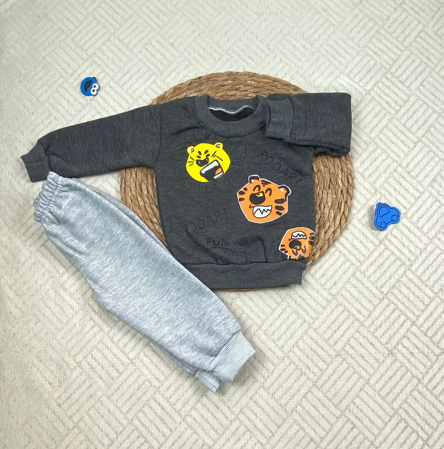 طقم اولادي  شتوي خامه ميلتون مكون من قطعتين مبطن من الداخل رسمة نمر❤️🤍