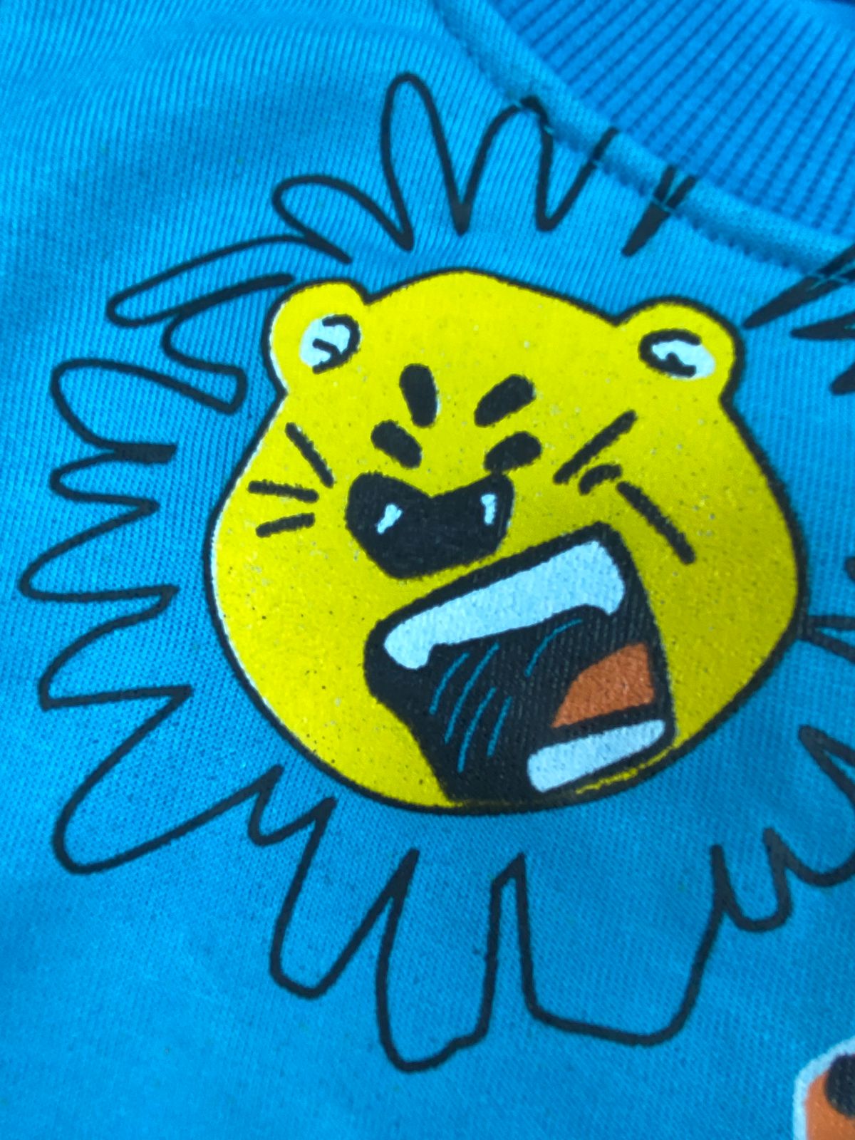 طقم اولادي  شتوي خامه ميلتون مكون من قطعتين مبطن من الداخل رسمة نمر❤️🤍