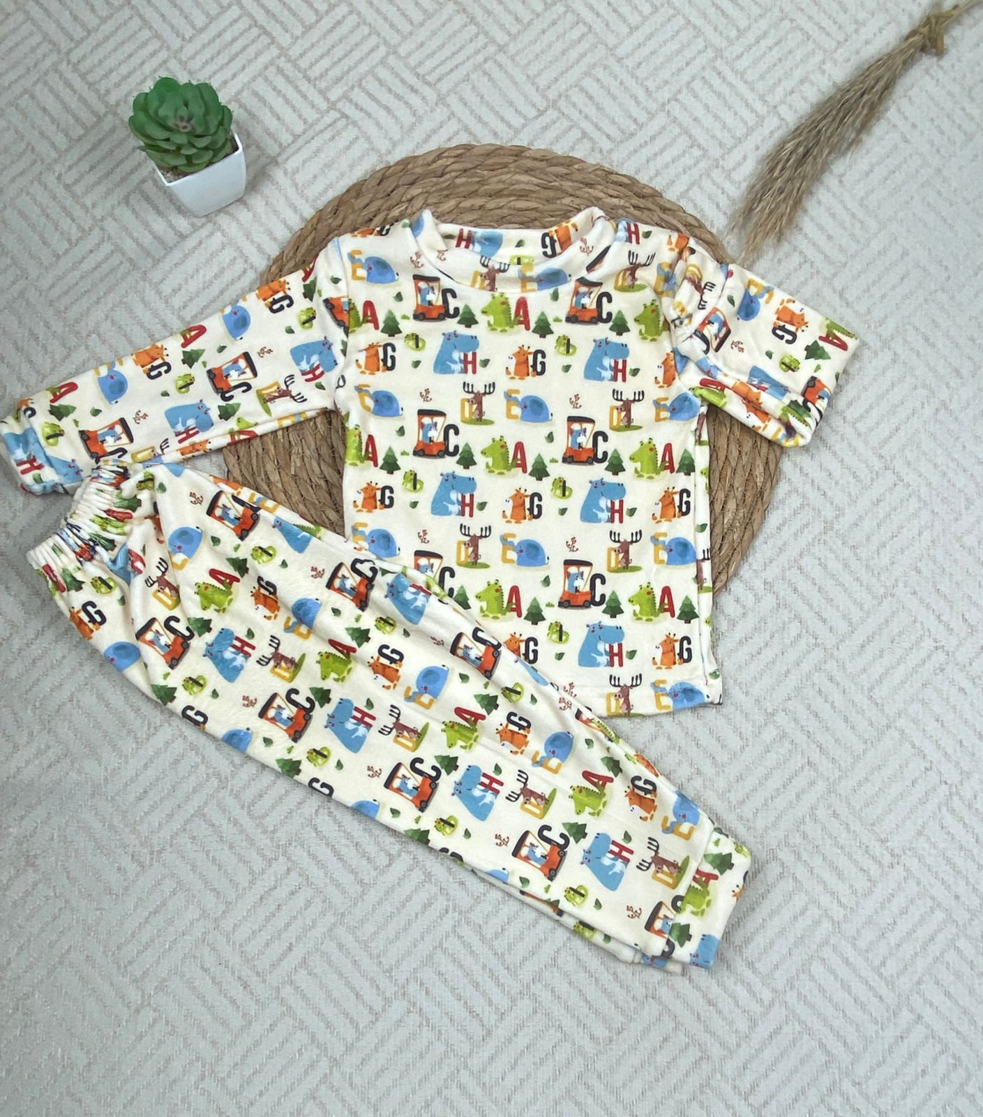 طقم تدفئه بناتي واولادي خامه قطيفه ناعمه مبطن من الداخل  😍❤️